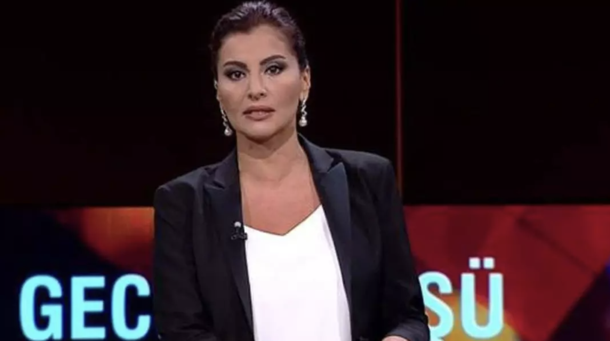 Hande Fırat: Bu süreçte beklenti net. Öcalan’ın çağrısının ardından KCK’nın kongreyi toplaması, silahları bırakma ve kendini lağvetme kararını alması isteniyor. Bunun 2 en fazla 3 aylık bir süreç alacağı tahmin ediliyor. Kilit nokta bu. Yani bu adım atıldıktan sonra örgüt silah bırakıp, kendini lağvettikten sonra demokratik adımların atılması gündeme alınacak. Bir anlamda süreç ilerleyecek." (Hürriyet)