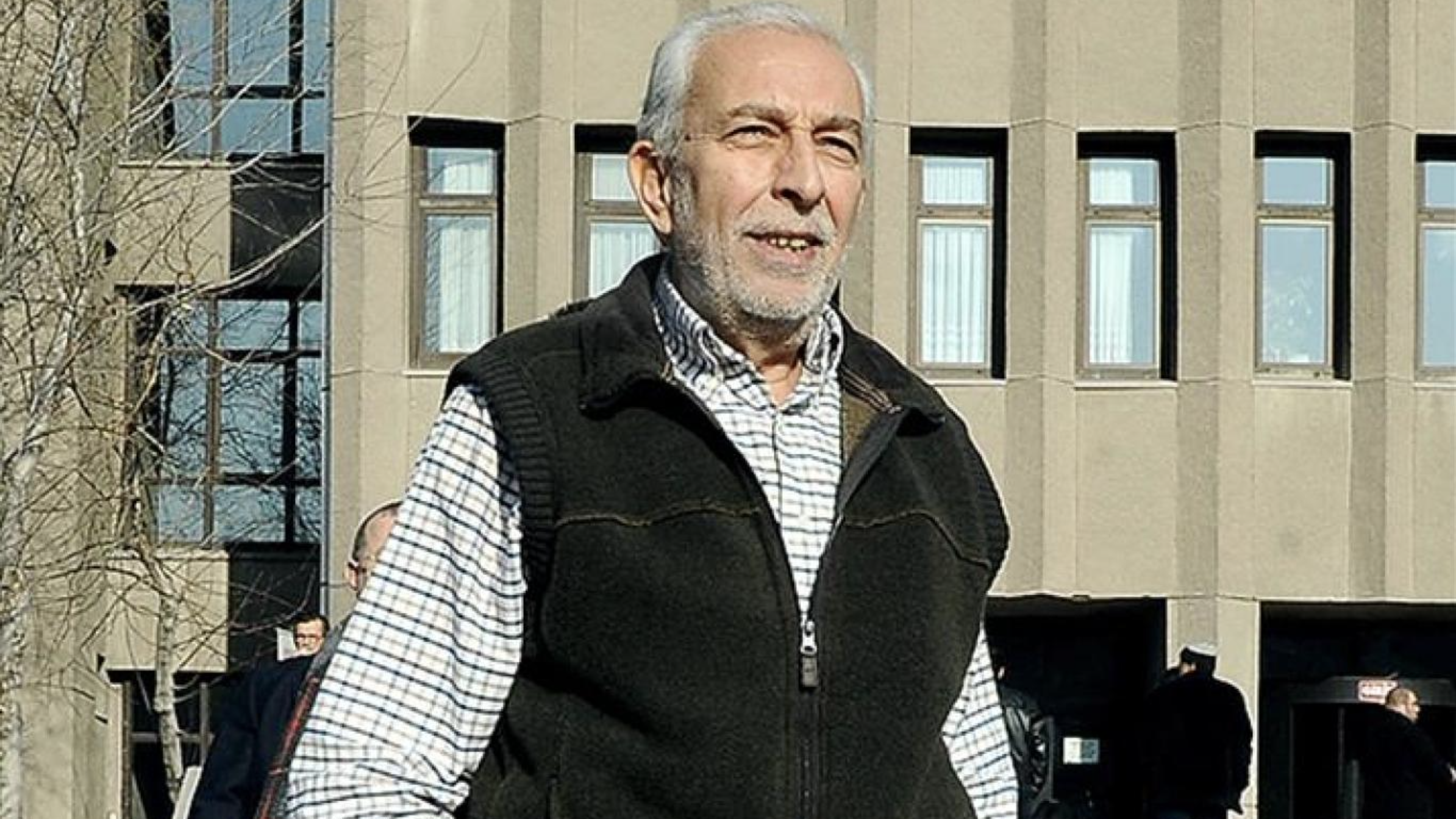 Emin Çölaşan: "Şimdi sıra geldi Apo’ya... Bunu söylerken mümkün olduğunca açık olmak gerekiyor. Hazır olun ve şaşırmayın! Başka bir deyişle sıra şimdi Apo’nun tahliye edilmesine geldi. Ancak bunu el çabukluğu marifet yöntemiyle yapmak kolay değil. Böyle bir tahliyenin birtakım kuralları var." (Sözcü)