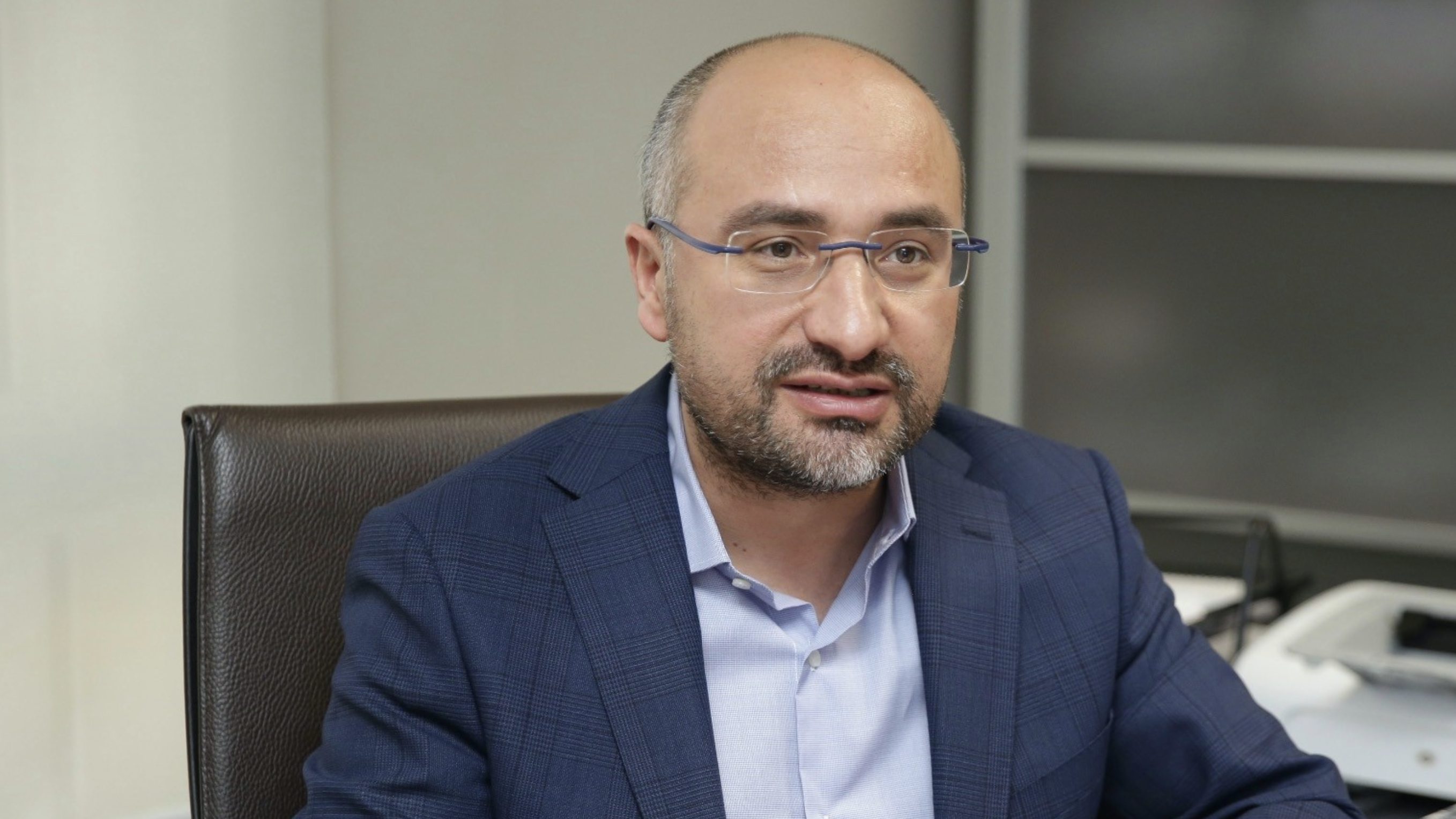 Nebi Miş: "Bundan sonra örgütün silahları ön şartsız olarak bırakması ve kendini feshetmesi gündemde olacak. "Silahları zaten bırakacağız" gibi bir yaklaşımla, siyasi alanda dile getirilecek maksimalist talepler, bozucu etkiler yapabilir. Yani bundan sonrası daha da önem arz ediyor. Meseleye her şey oldu bitti gibi yaklaşılmamalı. Bu süreçte, devletin terörle mücadele konusunda devam ettirdiği politikasında bir değişiklik olacağı beklenmemeli. Bu yeni siyasi yaklaşımda, terörle mücadele vurgusu en başından itibaren hep dile getirildi. Terör bir tehdit olmaktan çıktığında, zaten mücadele de kendiliğinden sonlanır." (Sabah)