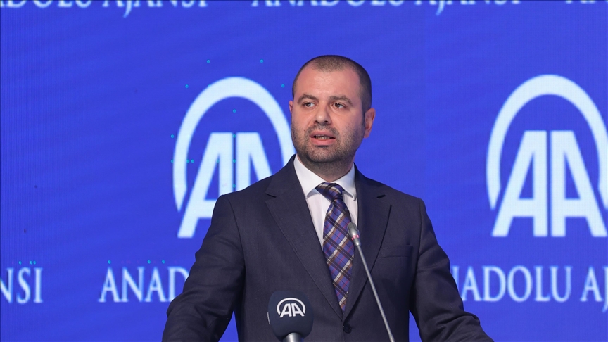 Yahya Bostan: “İsteriz ki örgüt, Kandil’de başka Suriye’de başka konuşmasın. “Kandil’i kapatayım, Suriye’ye odaklanayım” demesin. İmralı’nın çağrısına uysun. Irak’ta da Suriye’de de silah bıraksın, kendini feshetsin, sivil siyaset öne çıksın. Terörsüz Türkiye, hatta terörsüz bölge hedefi gerçekleşsin. Bölgesel kalkınma ve refah odaklı bir istikrar ve entegrasyon süreci işlesin. Aksi olursa? Çarşamba günü DEM heyeti İmralı’ya gitmek için Adalet Bakanlığı’na başvurduğu saatlerde Milli Savunma Bakanlığı Suriye’de altı teröristin etkisiz hale getirildiğini açıkladı. Bu teröre taviz yok mesajıdır. Ankara tüm senaryolara hazırdır.” (Yeni Şafak)