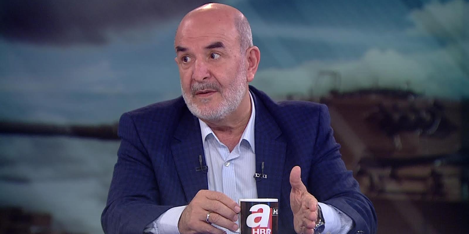 Ahmet Taşgetiren: “1990’lardan bugüne PKK ile temasta olduğu gerekçesiyle pek çok siyasi parti kuruldu. Neden partiler içinde bir PKK sorgulaması yapılmadı da Öcalan’ın cezaevindeki 25’inci yılına kadar beklendi? Bu da, bir tür benim zaman zaman işaret ettiğim “Örgüt vesayeti” olgusunun göstergesi. Şu sıralar DEM, Öcalan da devlet onayı ile hazırladığı mesajla devreye girdikten sonra iktidarın “kayyım uygulamaları”nın nasıl seyredeceğine bakacak muhtemelen. Devlet Bahçeli bir süreç başlattı, “Devlet aklı” ise kayyım uygulamalarını ve cezalandırma yöntemini sürdürdü. Öcalan bu konularda “Beni Kürt halkına karşı açık düşürmeyin” yollu bir şey demiş olabilir mi kendisiyle görüşen Devlet yetkililerine?” (Karar)