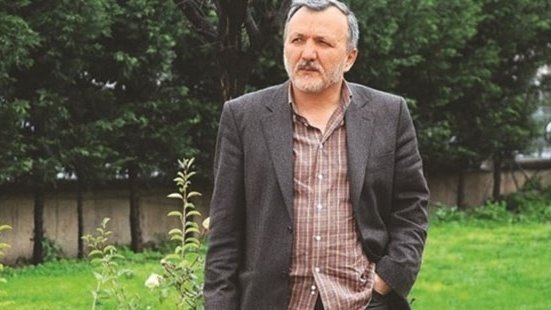 Yusuf Ziya Cömert: “Dün Ahmet Türk ve Pervin Buldan’ın okuduğu ‘fesih’ çağrısı 2015’teki çağrıların aynısı mı? Tarih tekerrür mü ediyor? Hayır. Arada önemli farklar var. Evvela, 2. Çözüm Süreci böyle bir sürece ilk itiraz edeceği varsayılan MHP’nin lideri Devlet Bahçeli tarafından başlatıldı. Yeni sürecin avantajlarından biri bu. Öcalan, bu defaki mektubunda özet mahiyetinde bir tarihi perspektif sundu. Hem sosyalizmin dünyadaki akıbetine göndermeler yaptı. Hem de Kürt kimliğiyle ilgili sorunların önemli bir kısmının çözümünde mesafe alındığına işaret etti.” (Karar)