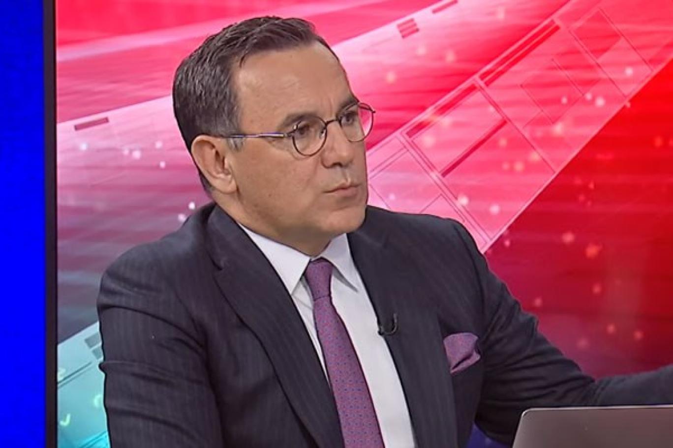 Deniz Zeyrek: Öcalan ve mesajını taşıyan siyasetçiler de çok iyi biliyor ki demokrasinin, hukuk devletinin, özgürlüklerin sadece Kürtler için değil, herkes için bu kadar işlemez ve erişilmez olduğu, kayyumların, soruşturmaların havada uçuştuğu, gazetecilerin, siyasetçilerin içeride olduğu bir dönemde bu beklentileri karşılanmayacak. Haliyle de sorular sormaya, şifre okumaya gerek yok. Fotoğrafı şöyle özetleyebiliriz: Öcalan, yenilgiyi kabul etti, sıra PKK’da. Başlayan sürecin olumlu sonuçlanması, terörün tamamen tarih olması dileğiyle... (Nefes)