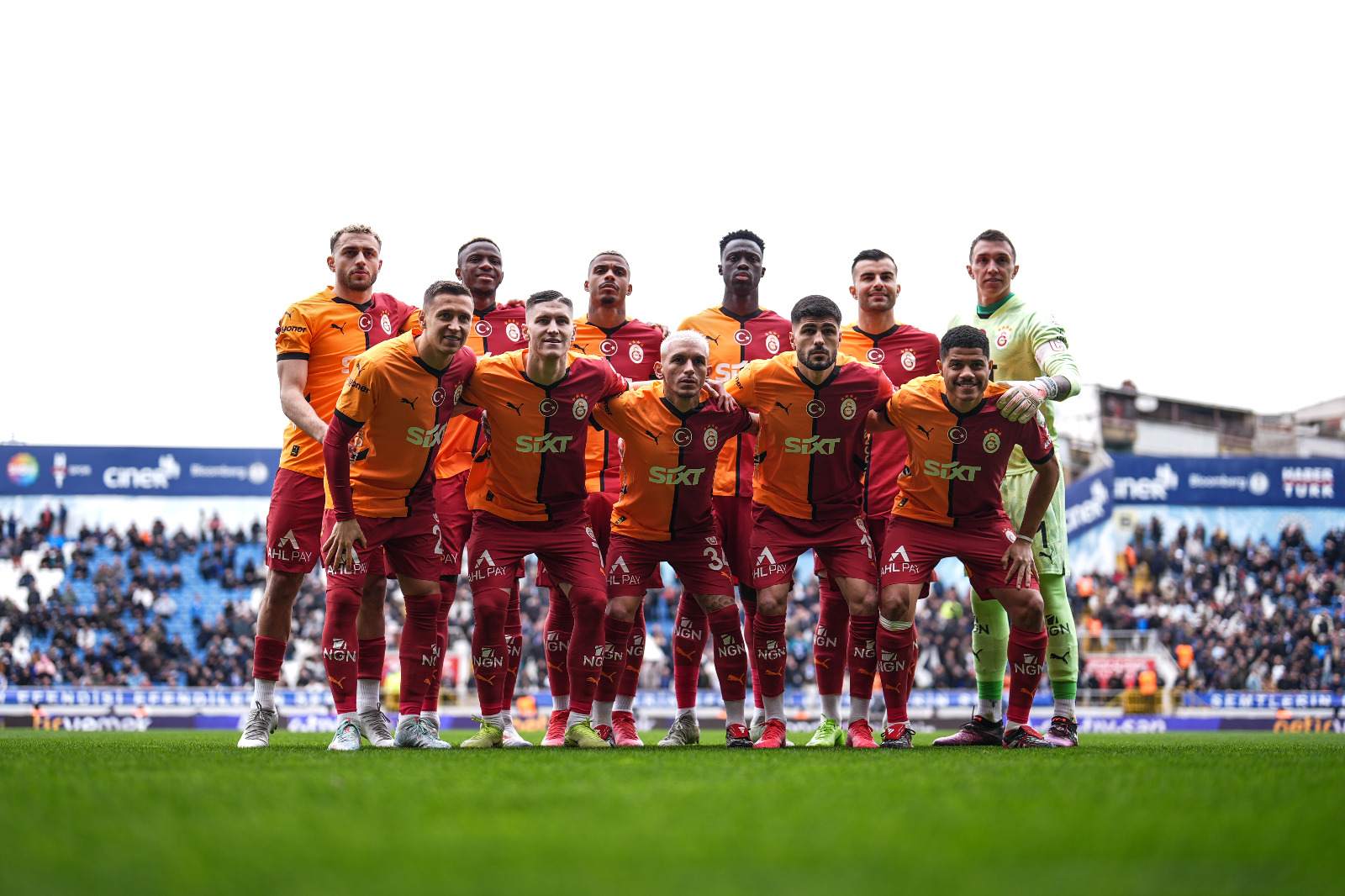 Ahmet Çakar: Perşembe'nin gelişi çarşambadan belliydi. Galatasaray haftalardır çok kötü oynuyordu. Abuk-sabuk goller yiyordu. Önce Şampiyonlar Ligi, sonra Avrupa Ligi gitti. Belki dünkü Kasımpaşa maçıyla şampiyonluk riske girdi. İlk yarı Galatasaray kötü oynasa da skor olarak önde kapatmayı bildi. İkinci yarı art arda gollerle bir an mağlup duruma düştü ama maçın yıldızı olan Muslera ile birlikte Osimhen sahneye çıktı. Önce bir faul aldırdı, beraberlik geldi, ardından da Osimhen takımı öne geçirdi. Sonra sahneye Okan Buruk çıktı. Bayram değil seyran değil yine üçlüye geçti. Carlos Cuesta'yı oyuna aldı, penaltı geldi ve Galatasaray puan kaybetti. Beraberlik tartışmasız Okan Buruk'a yazar. Maçın hakemi kötü bir yönetim sergiledi. Oyunun başında Kasımpaşa'dan Yasin'i çift sarıdan atamadı. Lemina'ya vermediği bir sarı kart var. Osimhen'e yapılan penaltı doğru ama Kasımpaşa'nın beraberliği bulduğu penaltı yanlış. İlk faulü yapıp Carlos Cuesta'yı çeken Kasımpaşalı. VAR hakemi kararıyla hakem bu yanlış penaltıyı vermek zorunda kaldı. (Sabah)