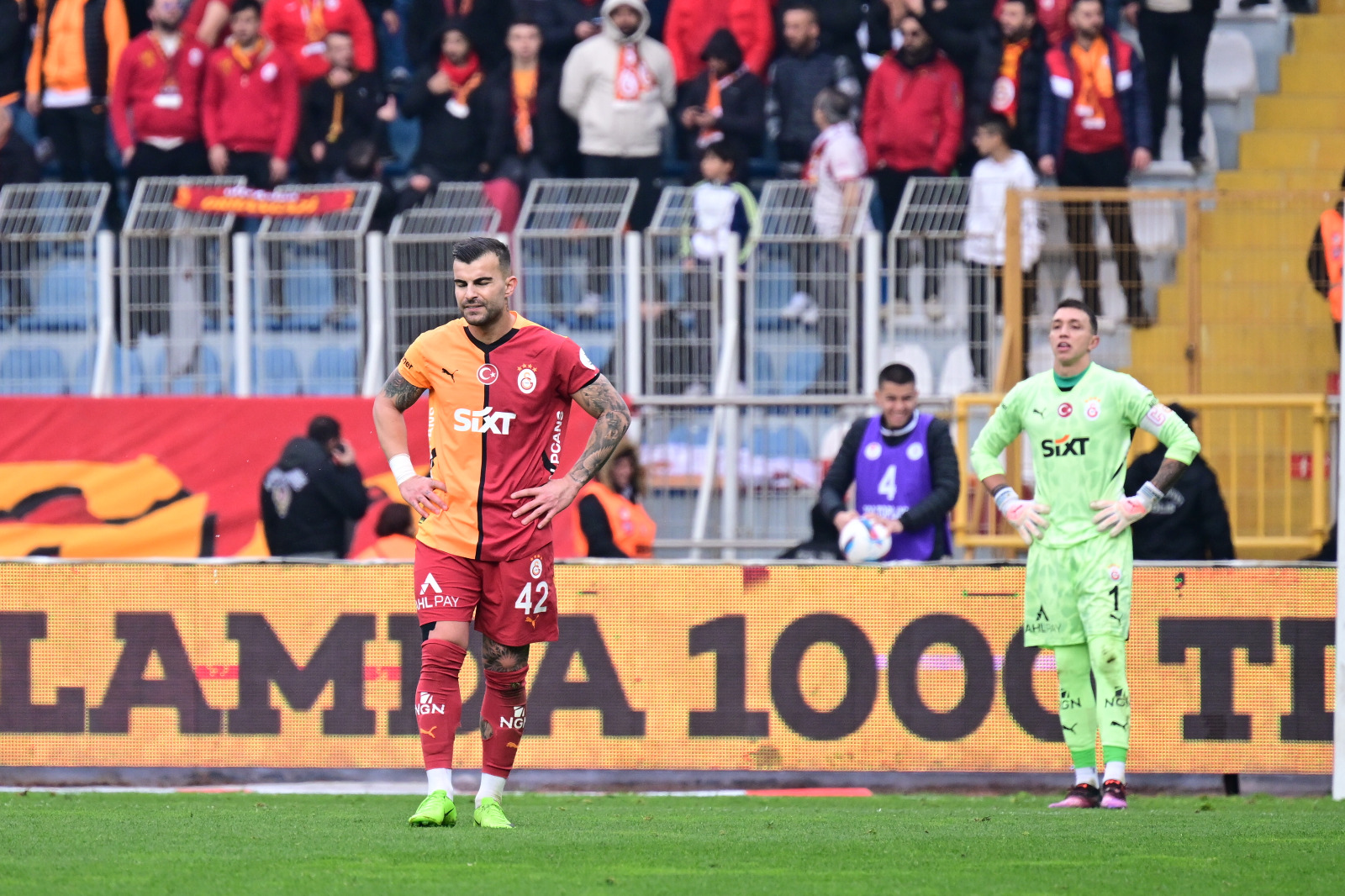 Bülent Timurlenk: Okan Buruk'un haftalardır bozuk olan kimyası, dün tribünden izlediği maçta takımı 3-2 öndeyken bir futbol faciasını da beraberinde getirdi. Lemina'yı oyundan almak anlamsız ama ondan daha ötesi Cuesta'yı sahaya sürmek, tarifi olmayan bir akıl tutulmasıydı. Muslera ve Osimhen'e rağmen Okan Buruk, sezonun ilk yarısında olduğu gibi 3-3'ün mimarı olmayı başardı… Şampiyonluğu kazanır-kaybeder hiç fark etmez, kupa maçında kenardan 0-0 yapan ve dün değişikliklerle "Yok artık" dedirten Okan Buruk, bu sezon ligde namağlup olan Galatasaray'ın gelecek sezondaki teknik direktörü değildir… (Sabah)