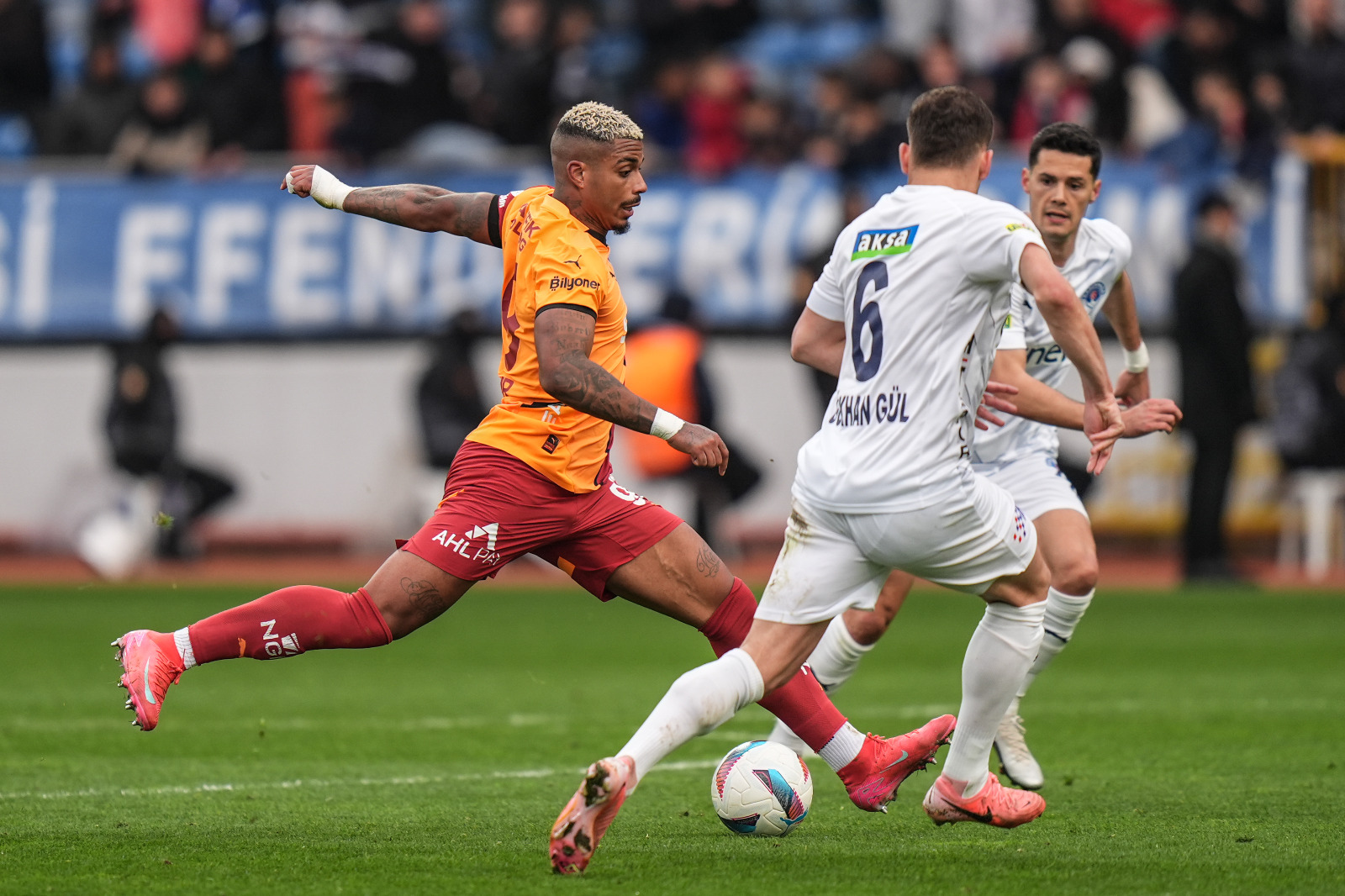Uğur Meleke: Galatasaray’ınsa bu sezon tüm kayıplarında olduğu gibi dün de yine bir taktiksel fantezi başrolde. Buruk, Süper Kupa’da Beşiktaş’a karşı oyuna Batshuayi’yi sokmuş, 4-4-2’ye dönmüş ve 5-0’a gitmişti maç. Ardından Young Boys’a yine gereksiz bir 4-4-2 denemesiyle yenilip Devler Ligi’ni kaçırdı elden. Gruplarda Malmö ve eleme turunda Alkamaar’da üçlü savunma fantezileri Avrupa Ligi’ne mâl oldu. Dün de takımı aslında iyi oynamıyorken, bireysel performanslarla 3-2’yi bulmasına rağmen Cuesta’yı sol bek olarak oyuna sokarak yitirdi 2 puanı. Daha önce stoper ve sağ bek olarak da göz doldurmayan Cuesta dün de müsabakaya tuhaf bir penaltıyla damga vurdu. Cuesta’nın kariyerini inceledim. 261 resmi maça çıkmış. Sadece 1 kere (2020’de bir prestij maçında) sol bek oynamış. Bence Galatasaray’ın dünkü puan kaybının sorumlusu penaltı yapan Cuesta değil, onu sol bek olarak oyuna sokma talimatı veren Okan Buruk’tur. (Hürriyet)