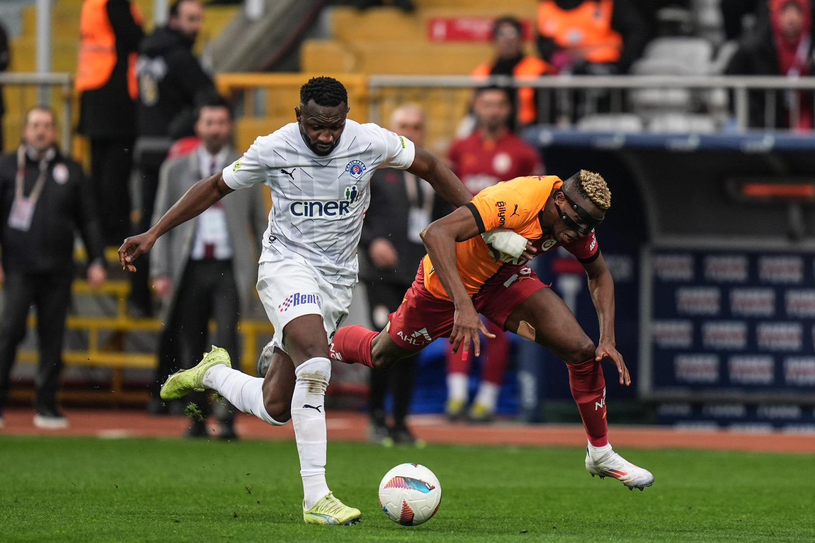 Fırat Aydınus: Galatasaray bu sezon belki de ilk defa bu kadar pozisyon verdiği bir maç oynadı dersek yanılmış olmayız. Sarı kırmızılılar 2-1 geriye düştükten sonra silkelenip kendine geldi ve Lemina ve Osimhen’in 2 dakika içinde attığı gollerle 3-2 öne geçti. Lemina'nın golünde Sara’nın duran top kullanma becerisi öne çıkarken, Osimhen’in golü ise Muslera’nın asistiyle geldi. Galatasaray tam geri döndü derken, Carlos Cuesta’nın acemice yaptığı penaltı ile berabere kalıp şampiyonluk yolunda yara aldı.