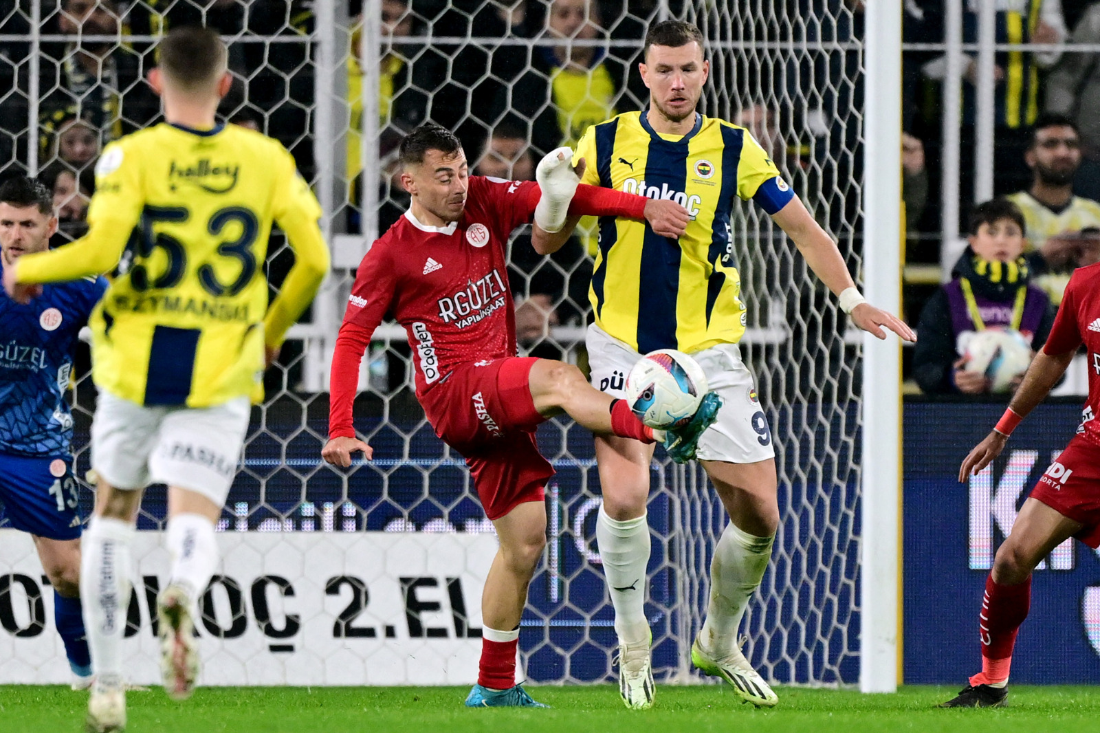 Ahmet Çakar: Fenerbahçe'nin Antalyaspor karşısında ortaya koyduğu iyi oyun ve aldığı net skordan sonra belki de şampiyonluk yarışı yeniden başladı diyebiliriz. Hâlâ 4.5 puan fark var ama Galatasaray'ın futbolunun gün geçtikçe kötüleşmesi, Fenerbahçe'nin toparlanması ve fikstürün Galatasaray'ın inanılmaz aleyhine olmasıyla bugün itibarıyla yarış yeniden kızıştı. Son bir aydır Fenerbahçe çok disiplinli oynuyor. Takım savunmasında çok iyiler. Türkiye'de duran toplardan gol bulma tehdidi en yüksek olan takım. Dün de böyle oldu. Yine bir duran top, Mert Müldür kafayı vurdu ve kilidi açtı. Youssef En- Nesyri, Filip Kostic, Edin Dzeko gibi birçok deneyimli oyuncu çok fedakârca oynuyor. Şunu çok rahat söyleyebiliriz ki hem oyun üstünlüğü hem de psikolojik üstünlük mutlak Fenerbahçe'de. Türk spor tarihinde hakemlerin en fazla tartışıldığı günlerde Mehmet Türkmen, iyi maç yönetti. Tamam, skor çabuk koptu, kritik pozisyon olmadı, oyuncular iyi niyetli ama Mehmet Türkmen kumaş olarak iyi bir hakem, dün de iyi bir yönetim sergiledi. (Sabah)