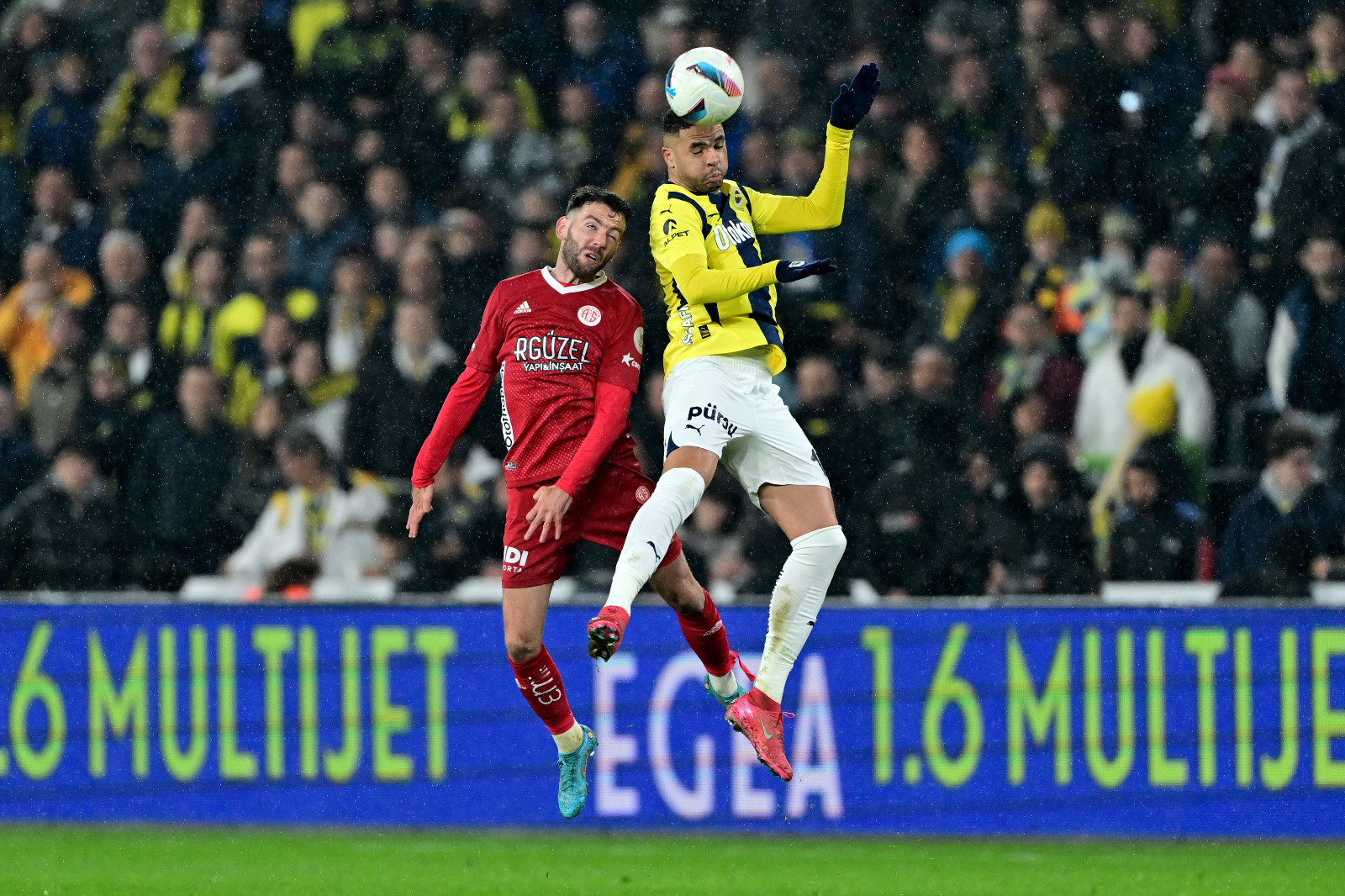 Ömer Üründül: Fenerbahçe, dün gece çok kolay, net bir galibiyet elde etti. Skor avantajını erken buldular, ilk devrede 3 golle işi garantiye aldılar. İkinci yarıda Antalya riskleri artırdı. Fenerbahçe daha geniş alanlar buldu. Pozisyonlar da yakalandı. Biraz da skor rahatlığıyla konsantrasyon eksikliğiyle dördüncü gol gelmedi ama kalesinde de 90 dakika yarım tehlike bile yaşamaması önemli bir artıydı. Fenerbahçe'de yeni bir düzen oturmuş durumda. Takım genelde kontrol futbolunu elden bırakmıyor, dengeli oynuyor. Önde baskı oradaki oyuncuların yapısı itibarıyla yeterli değil. Ofansif açıdan da bölüm bölüm etkili oluyorlar. F.Bahçe'nin önemli kadrosuna rağmen hissedilen en büyük eksik, lider oyuncuydu. O da devre arasında bulundu: Skriniar. (Sabah)