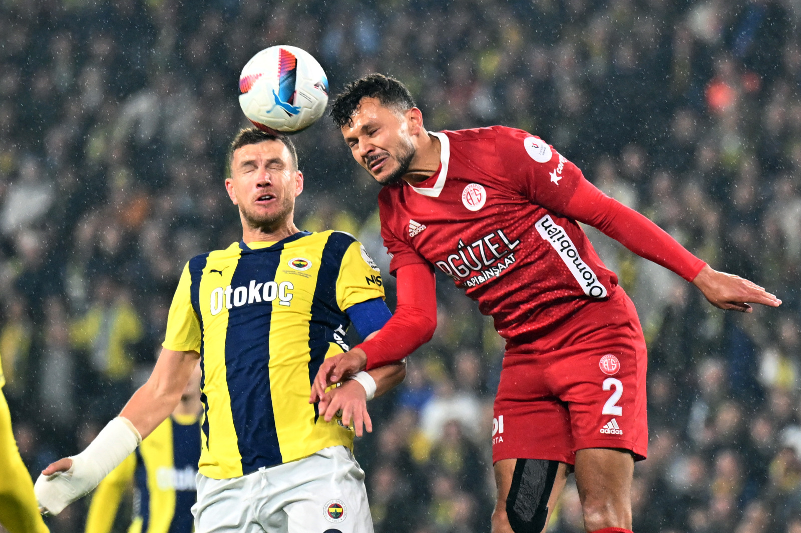 Gürcan Bilgiç: İlk yarı bittiğinde Fenerbahçe istediğini almıştı. Skoru 3-0'a getirdiği gibi, rakibine de "acaba" dedirtmedi. Birkaç saat önce Galatasaray'ın puan kaybetmesi, Kadıköy tribünlerine de coşkuyu getirdi. Hem maçı yaşadılar hem de uzun bir aradan sonra "Sen şampiyon olacaksın" dizeleri dudaklardan döküldü. Mourinho'nun 3-4-1-2'sinin "taşları" yerine oturduğu gibi "ağırlıklarını" da hissettiriyorlar. Maça tempo vermeden, hatta topu yine rakibe bırakarak, kendi dakikalarını bekliyorlar. Kalite farkı öylesine ortaya çıkıyor ki, Antalya takımı Fenerbahçe kalesine gelemediği gibi, neredeyse her girdikleri pozisyonu gole çevirdiler. Dzeko'nun hükümdarlığında organize olan ön taraf, ceza alanına giren her Fenerbahçeli oyuncu için fırsat kapısı. Vücudunu doğru kullandığı gibi pas aklını, doğru zamanda doğru kararı her pozisyonda ortaya koydu. Karamboller içinden istediklerini aldılar. Skriniar defansın merkezinde, Fred orta sahada enerji üretti. Bir ara kaç ciğeri olduğunu da merak ettik Fred'in. (Sabah)