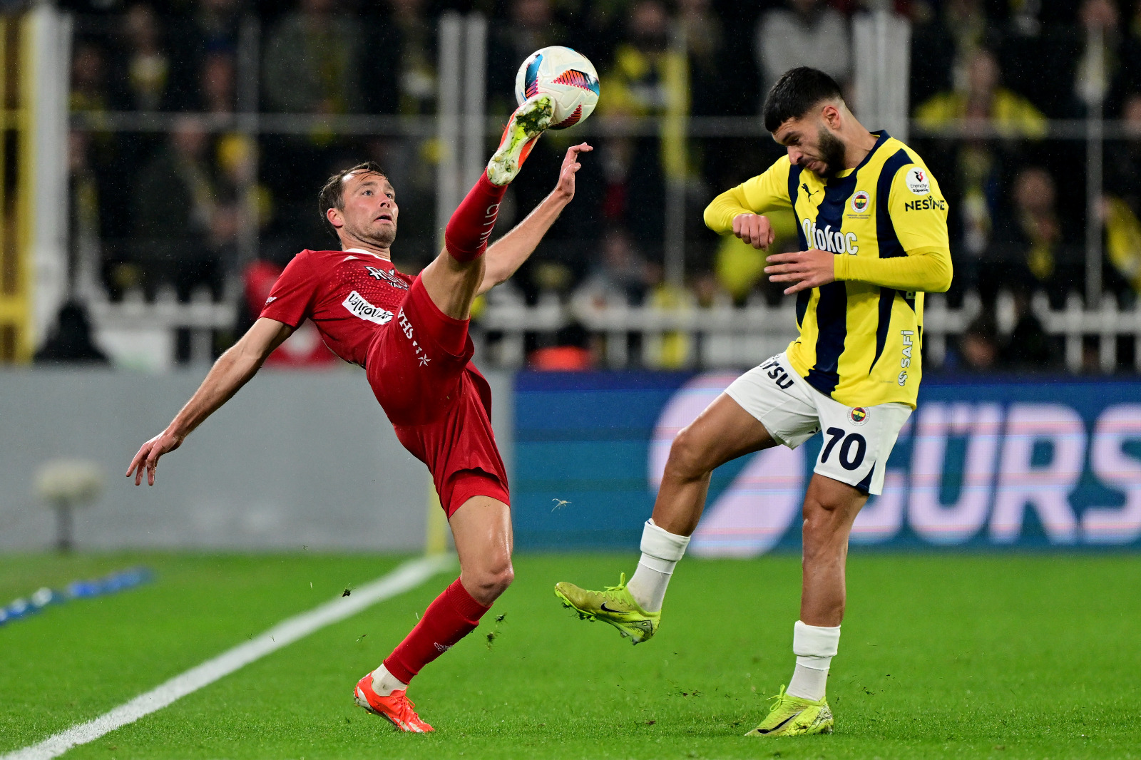 Uğur Meleke: Gün itibariyle Okan Buruk’la Mourinho arasındaki fark da tam da bu noktada oluştu: Buruk, Cuesta hatasında ısrar ederken, Mourinho bariz yanlışlarından dönme yolunu seçti. Fenerbahçe, sezonun ilk bölümünde (2024’te) iyi oynamıyordu, istikrarsızdı, aşırı emniyetliydi. Sezonun ikinci bölümünde (2025’teki 16 resmi maçta) 3-4-1-2 ile namağlup. Mourinho bir oyun istikrarı yakaladı, en önemlisi de yanlışlarında ısrar etmedi. Amrabat ön liberoda aşırı giriyordu stoperlerin içine. Ondan vazgeçti. Maximin takım disiplinine aykırı bireysel tercihler yapıyordu. Mourinho, Maximin ısrarından döndü. Dzeko ile Nesyri uyumu yakalayınca, Boşnak santrforu kesmeyi bıraktı. Dün Dzeko yine Fenerbahçe’nin beyni-kalbi, her şeyiydi. Antalya’nın sağında gördü fırsatı. Sürekli oraya deplase olup çekti rakibinin fişini. (Hürriyet)