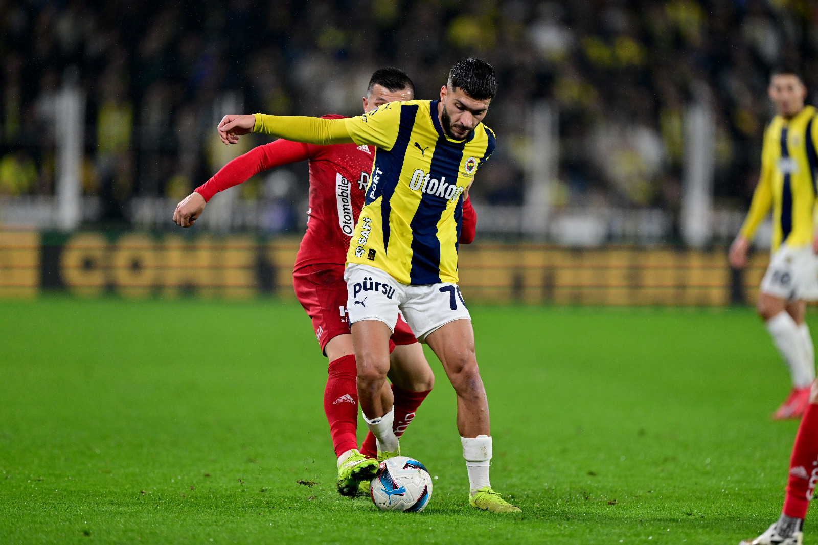 Faik Çetiner: Maç 3-0 olmuş, Emre Belezoğlu kenarda çırpınıyor. Hocam sen önce bu amatör görünümlü takımına bir çeki düzen ver, yoksa gidişat iyi değil. Devre 3 farkla bitmesine rağmen Fenerbahçe’nin hamleleri son 20 dakikada yapıldı. Önce Talisca sonra da Amrabat ile Cenk Tosun oyuna girdi. İkinci yarıda pozisyonlar bulan Fenerbahçe kale önünde cömert olunca, fark artmadı. Konuk takımın bırakın gol atmayı, pozisyon bulma becerisi bile yoktu. Antalyaspor galibiyeti ile puan farkı 4’e indi. Liderin futbolu, “SOS” veriyor. Fenerbahçe’nin futbol görüntüsü ise alkışı hak ediyor. Bu takımı durdurmak zor. Fikstür avantajını da hesaba katarsak, Fenerbahçe’nin rakibini yakalayıp geçmesi hiç sürpriz olmaz. (Fanatik)