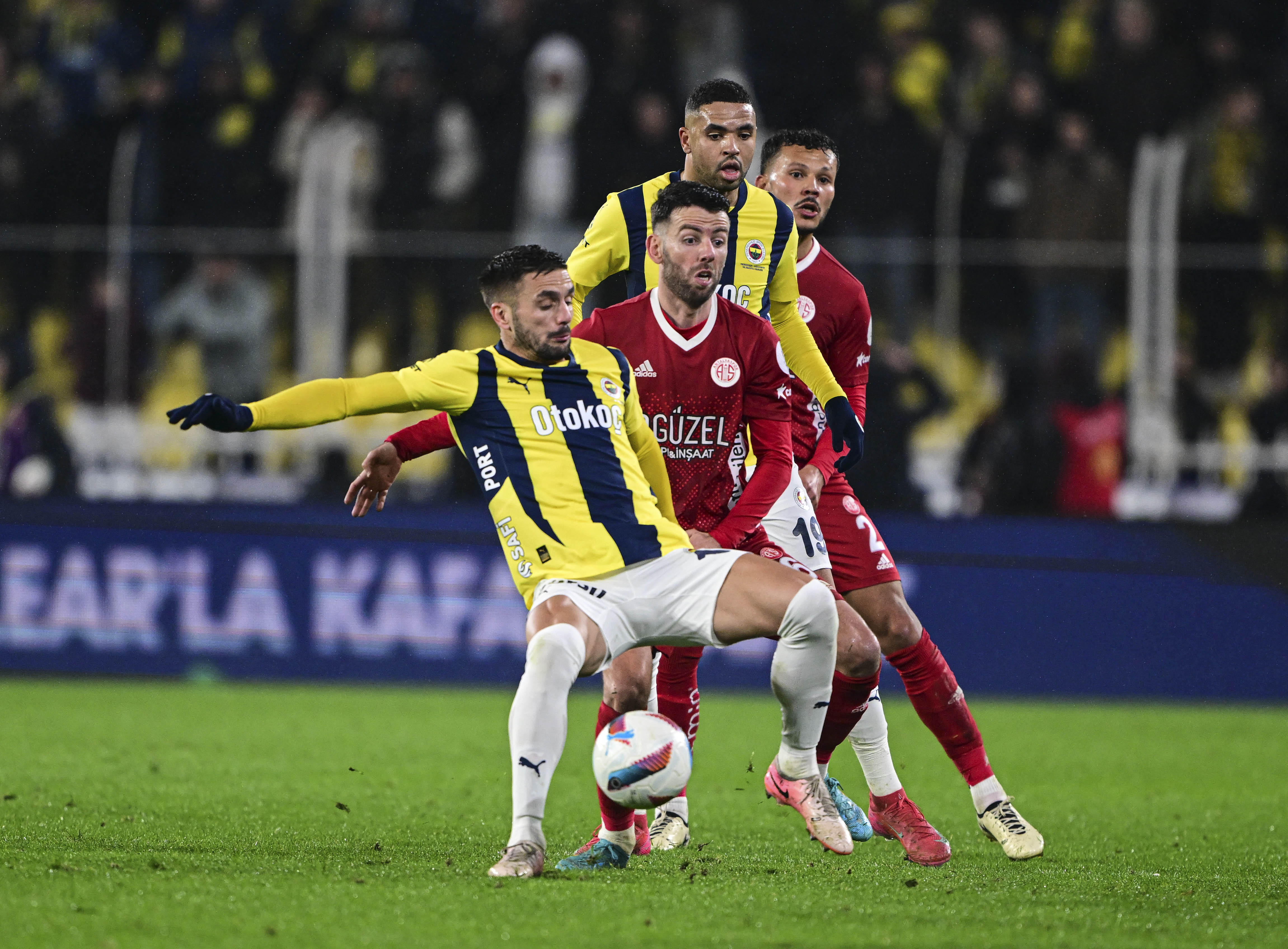 Engin Verel: Galatasaray'daki düşüş, camianın hem moralini hem de motivasyonunu ciddi şekilde aşağı çekerken, dünkü maçlar sonunda Fenerbahçe cephesinde tam tersi bir tablo var. Bunun sezon sonunda yarışa nasıl yansıyacağını ben de merakla bekliyorum. Ama bir gerçek var ki puan farkı Galatasaray lehine olsa da rüzgar Fenerbahçe lehine esiyor. Mourinho sezon başı geldiğinde hedefl erinin geçen sezonki kadar puan toplamak değil, şampiyonluk olduğunu söylemişti. Hiç kimse onun deneyimini ve tecrübesini küçümseyemez. Devre arası yapılan transfer hamleleriyle ve takım içi dokunuşlarla Fenerbahçe'nin performansını yukarı çekti. (Akşam)