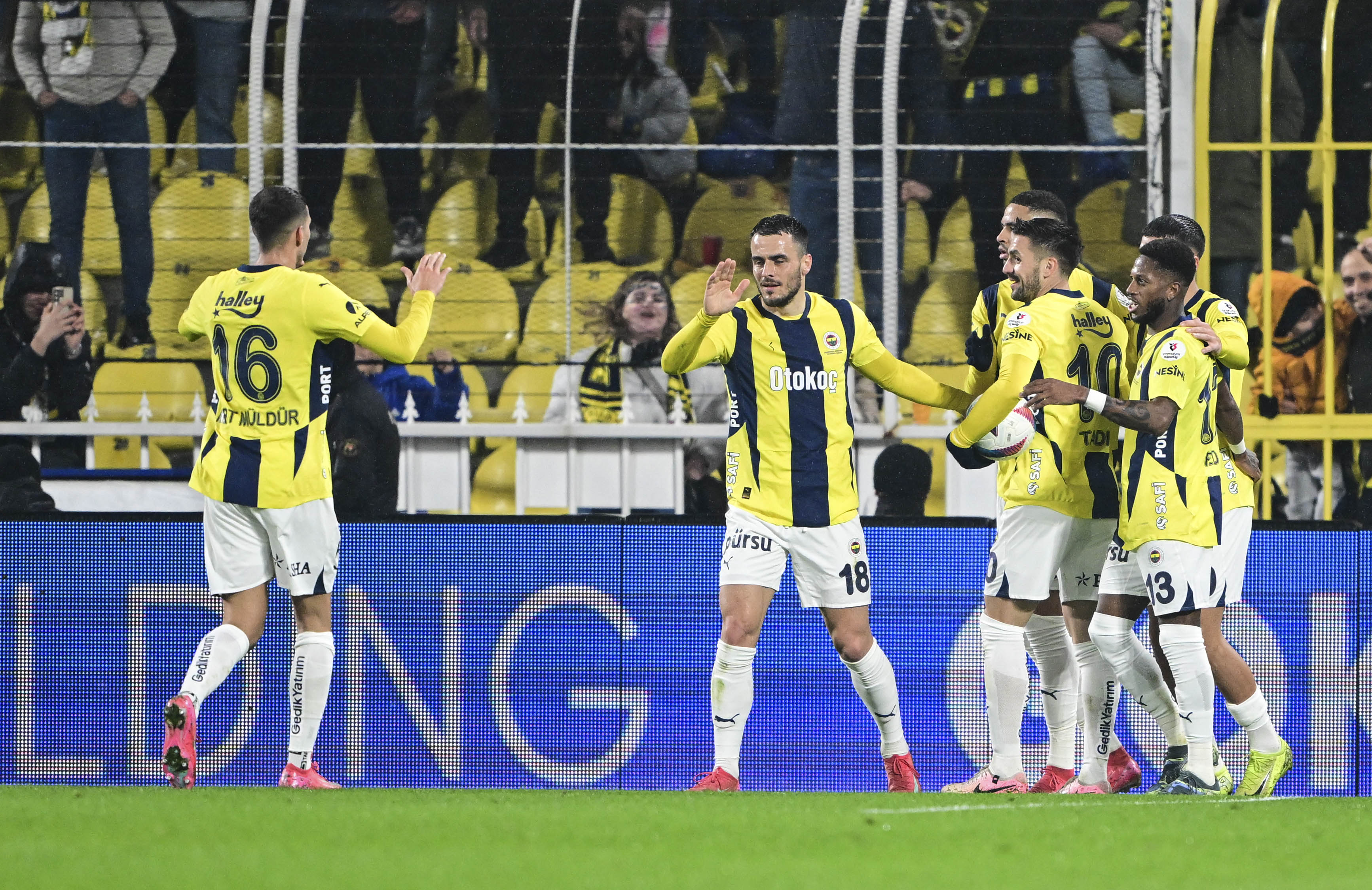  Kemal Belgin: Kadıköy’deki F.Bahçe-Antalyaspor maçından bir gün önce birkaç dost aradı ve dediler ki, “Antalyasporlu bir yüksek sorumlu, ‘Kadıköy’e F.Bahçe’yi yenmeye gidiyoruz’ dedi. Haberin var mı?” Ben de dedim ki, “İlk defa sizden duyuyorum.” Ama dün akşamki maça baktım; bu Antalyaspor benim görüşüme göre ligin üçüncü sınıf bir ekibi.  Teknik direktörü cezalı olan F.Bahçe böyle bir rakip bulunca özellikle ilk yarıda istediği gibi topluca hücuma gidebildi, savunmaya zaten çok fazla gerek yoktu ama sahanın genel yerleşiminde neredeyse tam notla oynadı diyebiliriz. Hâl böyle olunca da skor tabelası ilk yarının sonunda F.Bahçe’yi 3-0 önde gösteriyordu. Böylece bu maç ikinci yarının başlama düdüğü ötmeden çoktan bitmişti.  (Türkiye)
