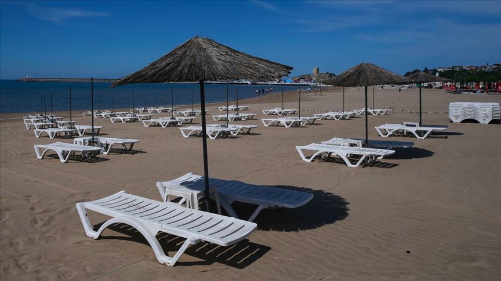 Costumele de baie au fost interzise din cauza disconfortului provocat de “nuditate  