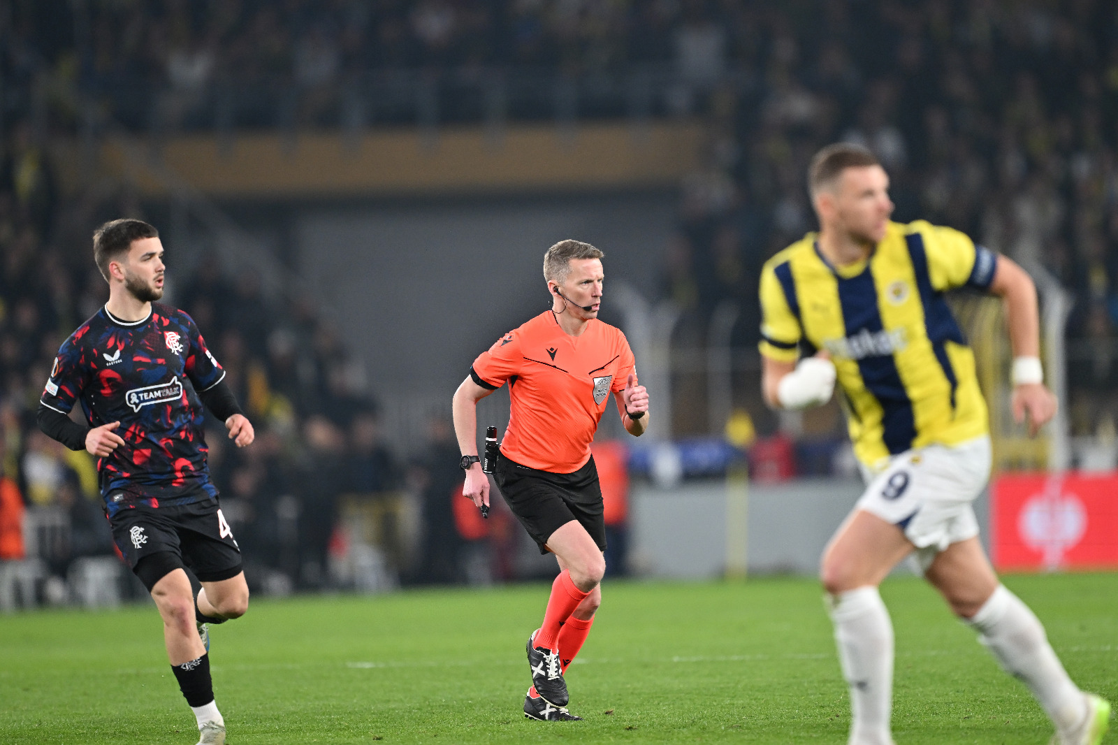 CEM DİZDAR: Mourinho ikinci devre Anderson Talisca ile Allan Saint-Maximin’i oyuna atarak takımı da sessize dönen tribünü de harekete geçirmeye çalıştı, ancak bu seçimler de pek etkili olamadı. Beri yandan savunma zaafiyeti iyice artmış oldu. Rangers sakindi ve ne yapacağını biliyordu, yaptı da… Düşünün ki ülkede kalsa ‘’süper yetenek’’ görünmediği için muhtemelen yüzüne bakılmayacak ‘’sol bek’’ Rıdvan Yılmaz, sağ bek oynadığı net bir maç çıkardı. Şimdi elde Mourinho’nun ilk Anderlecht maçı sonrası söyledikleri kaldı; ‘’Bu maçlar 180 dakikadır!’’ [Fanatik]