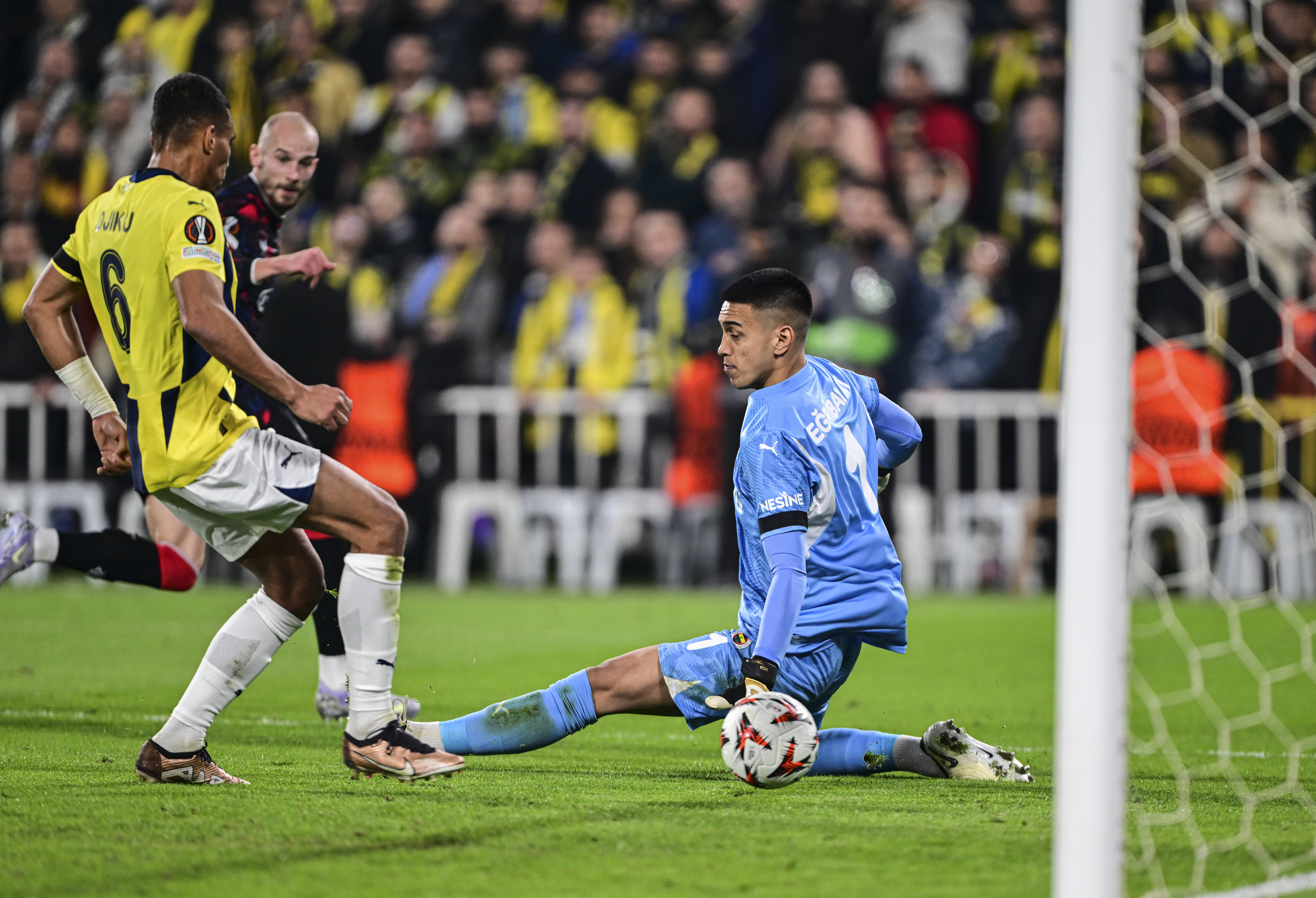 FAİK ÇETİNER: Önce Yusuf’u dışarı alıp Talisca’yı (sadece şut attı) sonra da Szymanski’nin yerine Maximin’i aldı. Fenerbahçe’nin oyunu doldur boşalta dönerken rakip 3 gol attı, 2’si milim ofsayta takıldı. Rakip her atağında gol pozisyonu bulurken Fenerbahçe’nin futbolu çorbaya dönmüştü. Çabuk oynayan ani atağa kalkan takımlara karşı 3’lü defansın ne hallere düştüğünü gördük. Ne Skriniar ne diğer stoperler bir iş yapamadı. Rangers oynadığı futbol ile bizim futbol ulemalarına güzel bir ders verdi. Demek ki neymiş oynanmadan hiç bir maç kazanılmazmış. Hocan Mourinho da olsa, sahada Talisca da olsa bu değişmez. Fenerbahçe cephesi bu geceden itibaren Galatasaray kupa maçı muhabbetine başlayabilir. Çünkü bazıları gerçeklere değil, masallara inanır. [Fanatik]