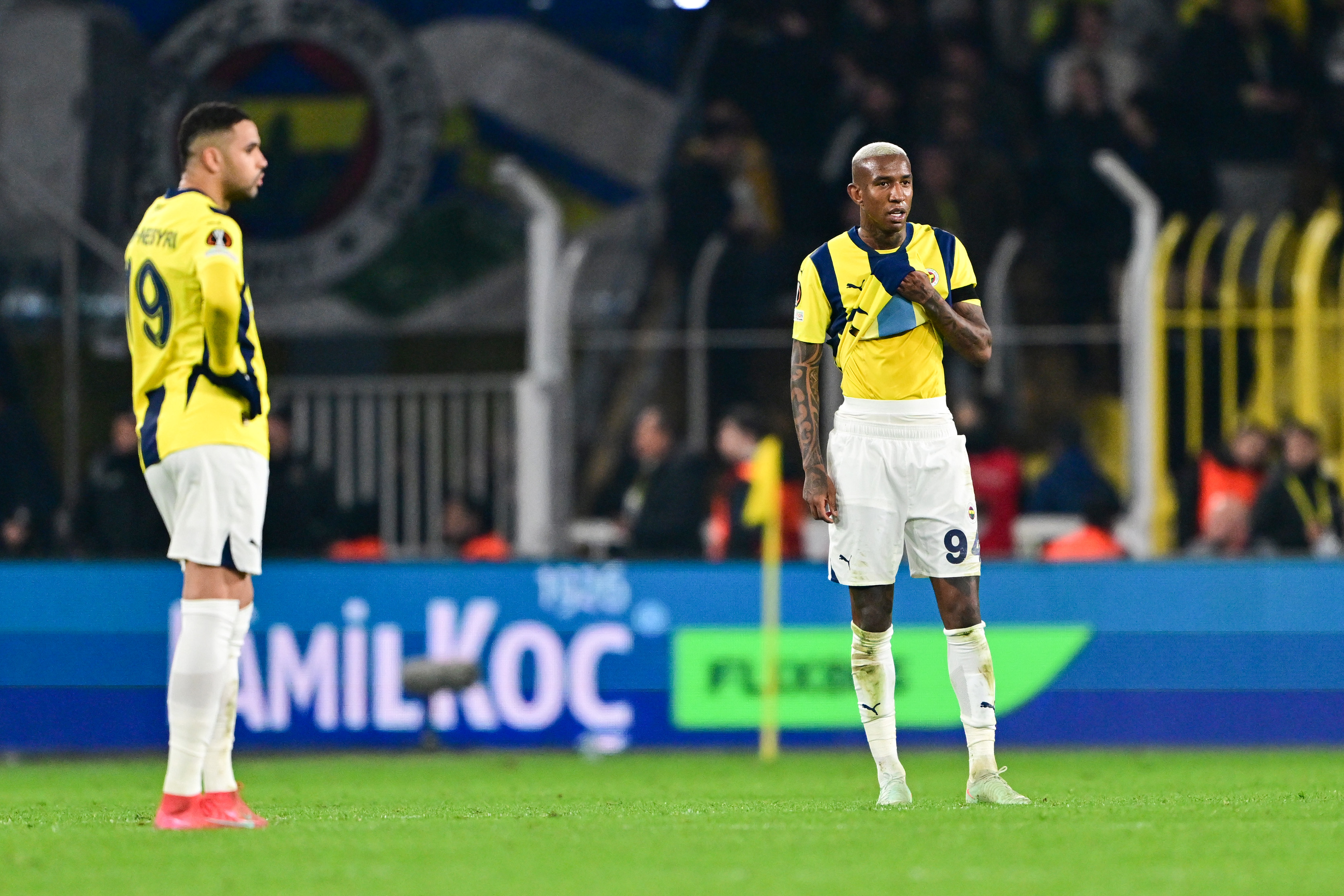 UĞUR MELEKE: Dün Rangers orta sahayı yürüyerek geçerek sürekli fırsat yakalarken, Mourinho’nun değişiklikleri de ekmeklerine yağ süren nitelikteydi. Önce 46’da Yusuf/ Talisca değişikliğiyle ön tarafa bir general daha ekledi. Ardından 53’te Szymanski’yi de oyundan alarak orta sahayı adeta meleklere bıraktı! Evet Szymanski de iyi oynamıyordu ama onun yerine giren Maximin olunca takım 5-0-5’e döndü pratikte. Dün Rangers’ın Fenerbahçe’yi kontralarla çok kolay geçmesinin iki temel sebebi var: 1) Mourinho sezonun en formsuz gününü geçirdi. Merkez zaten Szymanski-Amrabat oynuyorken dahi çok geçirgendi. Ben oraya takviye yapacağını düşünürken tam aksine her değişiklikte daha da boşalttı merkezi. Ve Rangers’in kontralarına davetiye çıkardı. 2) Fenerbahçe golü köşe atışı sonrası seken bir toptan buldu ama imkanınız varsa ilk 7 korneri inceleyin lütfen. Sahada hem Tadic, hem Kostic varken yedi köşe atışının tamamını Szymanski’nin kullanmasının birisi bana mantıklı bir açıklamasını yapabilir mi? Yedi kornerin neredeyse tamamını ön direkteki ilk Rangerslı’ya nişanladı Szymanski. [Hürriyet]
