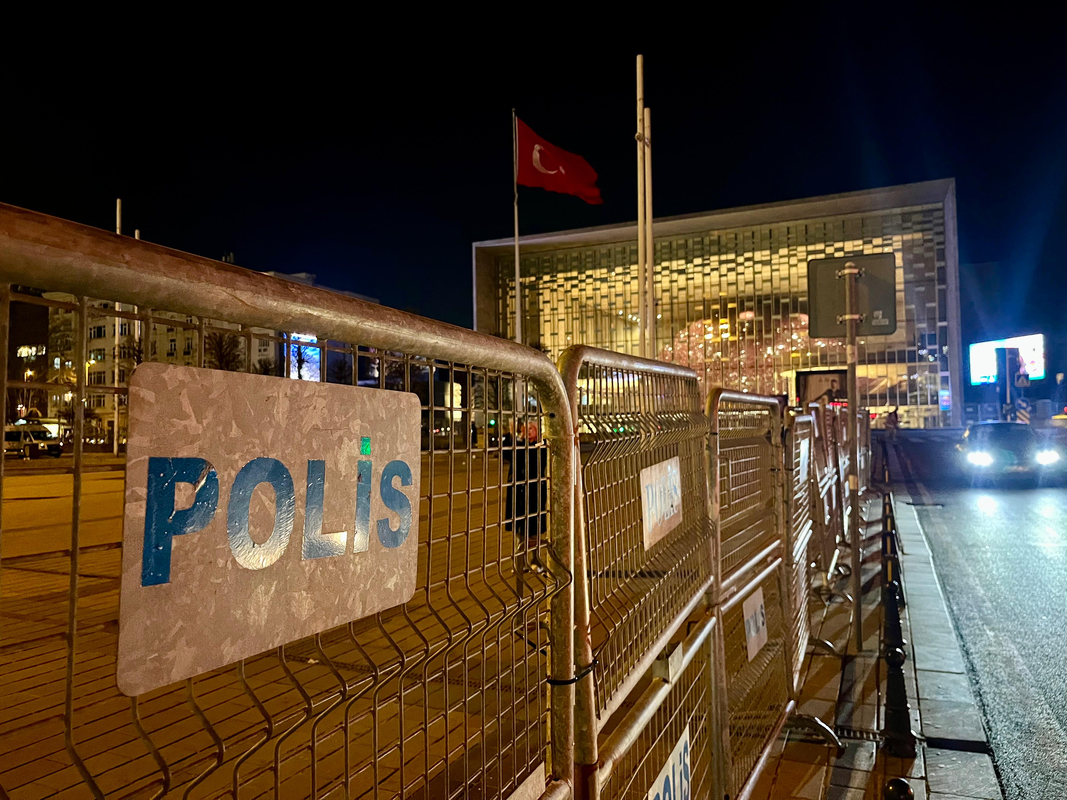 Taksim Meydanı'ndan Atatürk Kültür Merkezi, Gümüşsuyu ve Mete Caddesi yönü