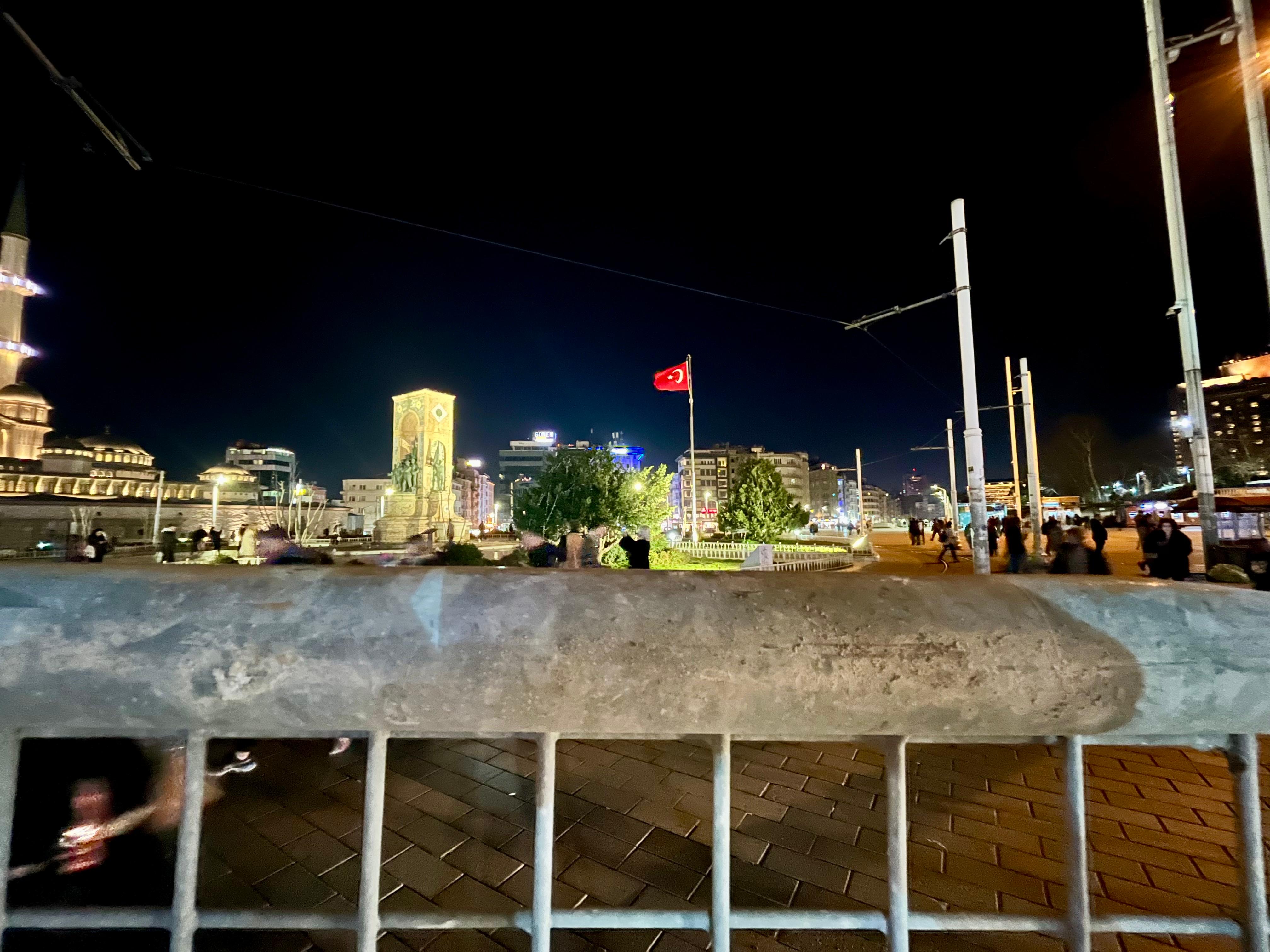 Cumhuriyet Anıtı, solda Taksim Maksemi, arkasında Taksim Camii minaresi