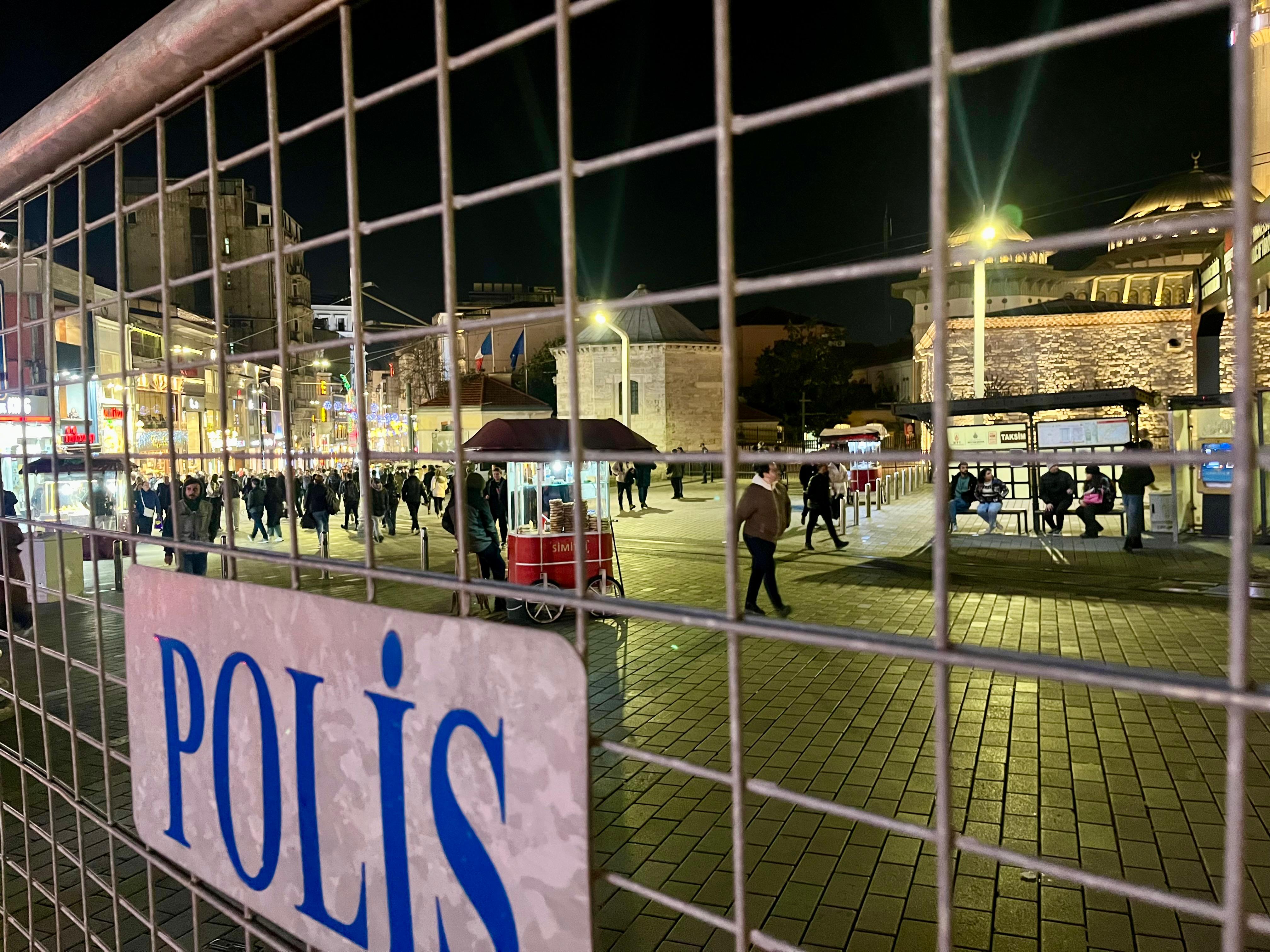 Taksim Meydanı'ndan İstiklal Caddesi girişi