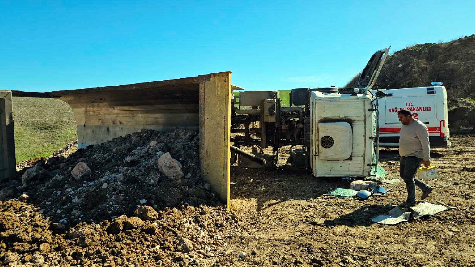 Camionul s-a răsturnat în timp ce descărca moloz; șoferul este rănit  