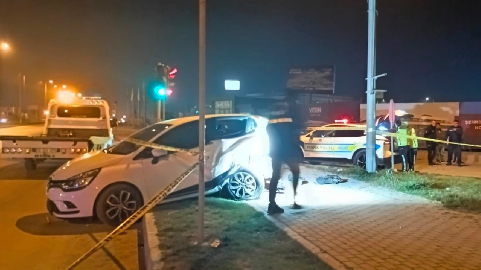Mașină lovită în refugiu și în mașina din față; 1 mort, 1 rănit  