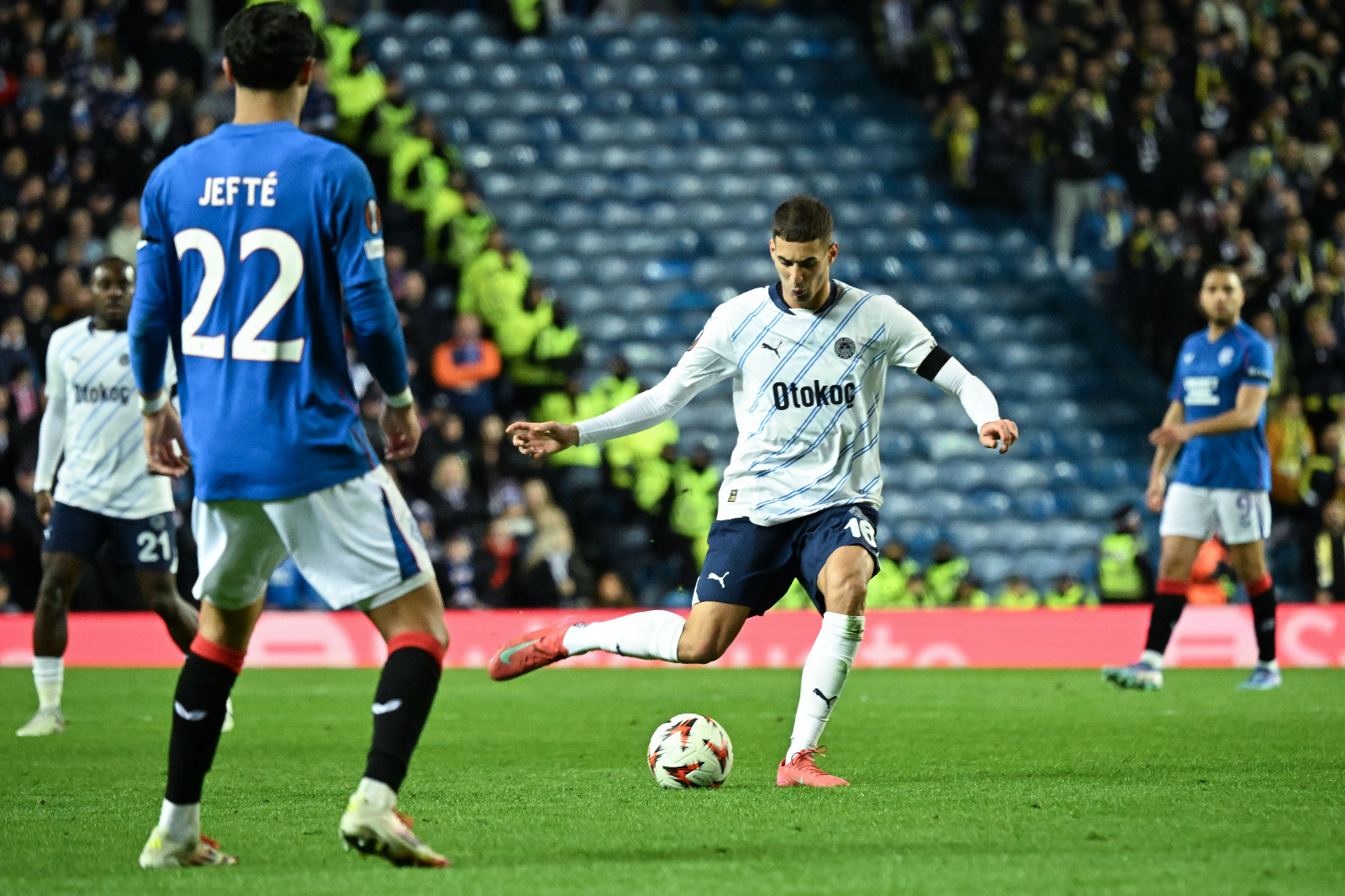 Engin Verel: İkinci yarıda en azından 1 gol daha bulup uzatmaya, sonra da tura gideriz diye hesaplar yapmaya başladık. İkinci yarıda sahada tam bir Fenerbahçe fırtınası vardı. Ve yine hakem karşımıza dikildi. Rıdvan'ın eliyle blokladığı topta Rangers aleyhine penaltı kararı çıkmasını bekledik ama ne orta hakem ne de VAR oralı olmadı. Rıdvan bile korkudan yerde kıvranıp durdu, penaltı kararı çıkacak diye ama nafile. Gecenin golcüsü Szymanski'nin skoru 2-0 yapan golü geldi sonra. Aslında bu 3-0 olmalı ve turu getirmeliydi ama dedim ya, verilmeyen penaltı yüzünden uzatma oynamak zorunda kaldık. Yine uzatmalarda Dzeko'ya ve Kostic'e yapılan penaltılık hareketler… Hangi birine isyan edeceksin? Resmen 3 penaltı, 1 kırmızı kart verilmedi ve hakem maçı penaltılara götürmeyi başardı. Sonra da hakkımız olan turu bizden çalıp, İskoçlara verdi. Ivan Bebek'in kulaklarını çınlattık. (Akşam)