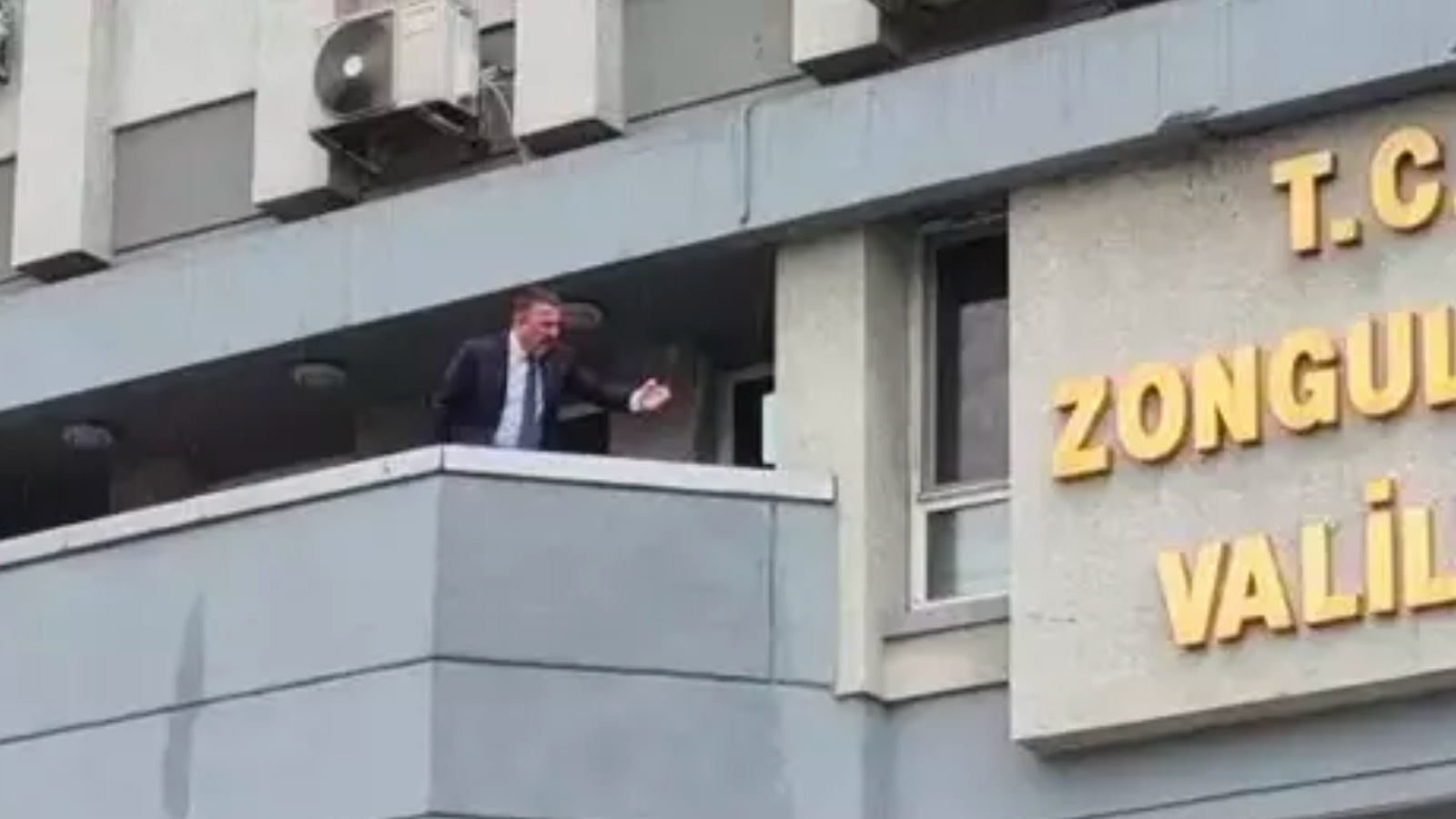 Guvernatorul din Zonguldak a vizat ceremonia CHP de pe 18 martie: A strigat de pe balconul biroului său, a tăiat curentul  