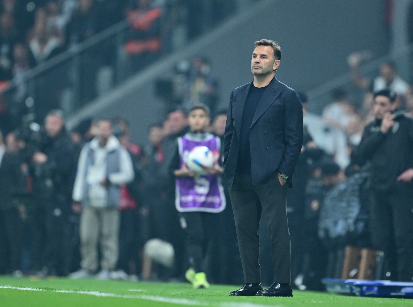 Zeki Uzundurukan: Beşiktaş, ikinci yarıda çok iyi bir oyun çıkardı. Bunda Galatasaray'ın 36'da 10 kişi kalmasının rolü büyük oldu. Hafta boyunca A Spor'daki yayınlarımda hep şunu söyledim: 'Galatasaray'ın zayıf karnı Frankowski.' Okan hoca, böylesine önemli bir maçta bu kadar sıradan oynayan Frankowski ile maça nasıl başlar onu da anlayamadım. Oynat Kaan Ayhan'ı. Çok daha başarılı olurdu. Sonuç olarak Galatasaray bir yerde kaybedecekti. Beşiktaş, hakkıyla kazandı. Galatasaray'ın 28 maçlık yenilmezlik ünvanını bitirdi. Beşiktaş'ta Rafa Silva, Gedson Fernandes, Rashica, Masuaku ve Muçi çok etkiliydi. Galatasaray'da Gabriel Sara ve Osimhen tel tel döküldü! Barış Alper bal yapmayan arı misali… Muslera ise adeta 'Ben Galatasaray'daki raf ömrümü tamamladım' der gibiydi. Yenilen iki golde de hatalıydı. Galatasaray, cebindeki puan kredisini çok erken tüketmeye başladı. Ayrıca ortada Galatasaray adına kötü bir oyun var. Takımın omurgasını oluşturan oyuncular da eski görüntülerinden çok uzaklar. Galatasaray adına bu gidişat hiç iyi değil. Bu oyun Galatasaray'a şampiyonluk kaybettirir! (Fotomaç)