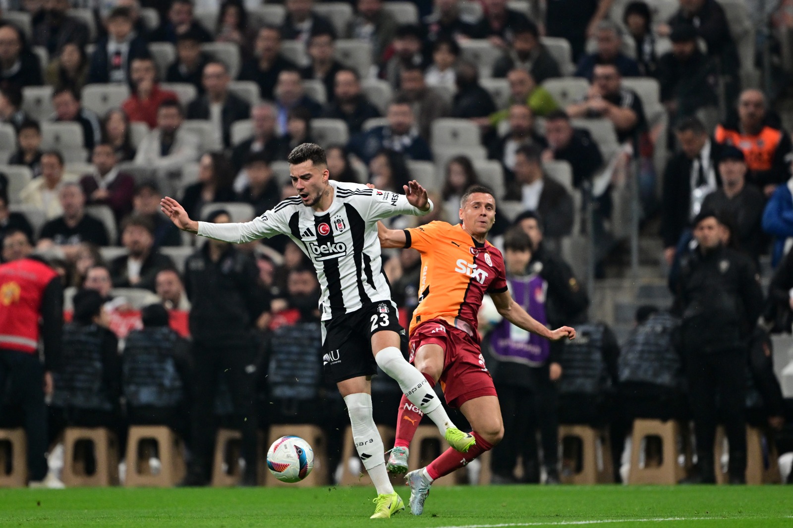 Ahmet Çakar: Ve belki de bugün itibarıyla lig yeniden başladı. Hem Galatasaray'ın yenilmezlik ünvanı gitti hem de puan farkı 3.5'a düştü! G.Saray yenilmeyi hak etti mi? Pek tabii ki.. Mesela sezonun en iyi ismi Osimhen, İspanyol Milli Takımı'nın santrforu Morata hiçbir şey ortaya koyamadılar. Pek tabii ki bunda kendilerine yapılmayan servislerin eksikliği de var. Mesela G.Saray'ın en istikrarlı ismi Sanchez'in pazara gittiği pozisyonu izleyelim.. Rafa Silva, 40 metre top sürdü. Sanchez sadece refakat etti. Vurur gibi yaptı, Sanchez yerde kaldı. Sonra daha zorunu yaptı, Muslera'nın kapattığı köşeden adeta iğne deliğinden geçirircesine Beşiktaş'ı öne geçirdi. Buram buram kalite kokan bir gol. Ardından G.Saray, Frankowski'nin yaptığı sorumsuz bir faul neticesinde 10 kişi kaldı. Belki de maç bitti diyorduk ki devrenin son dakikasında Torreira'nın jeneriklik golü geldi. 30 metreden öyle bir vurdu ki harika bir gol demek bile hafif kalır. Aslında Beşiktaş bir kişi fazla oynadığı ikinci yarı çok iyi değildi. Ama G.Saray defans-ı nın hatasıyla Gedson ile öne geçtiler. Rafa Silva kötü vurdu. Gedson, Muslera'nın tam önünde bomboş ve ofsayt pozisyonunda olmaksızın golü yaptı. G.Saray'da sezonun en iyileri dün kötüydüler. (Sabah)