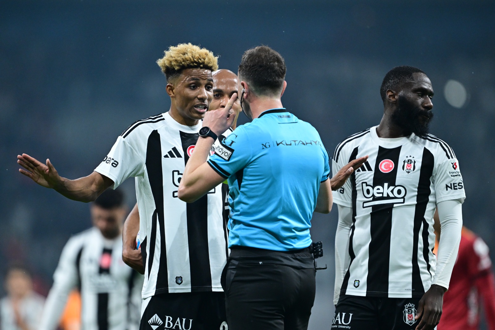 Ali Gültiken:  Galatasaray'ın 10 kişi kalmış olmasının avantajını Beşiktaş geri çevirmedi. Özellikle ikinci yarıda kazanmak için oyunu tekrar zorladığı anlarda Fernandes maçın sonucunu belirledi. Beşiktaş açasından sezondaki iniş çıkışların içinde yine muazzam çıkış maçlarından biri oldu. Hem ligin liderini hem de namağlup takımını yendi. Solskjaer'in oyuncu seçimi, oyuncuların buna karşılık vermesi, yıldızların inisiyatif alıp sahneye çıkması Beşiktaş'ı çok ihtiyacı olan galibiyete taşıdı. (Sabah)
