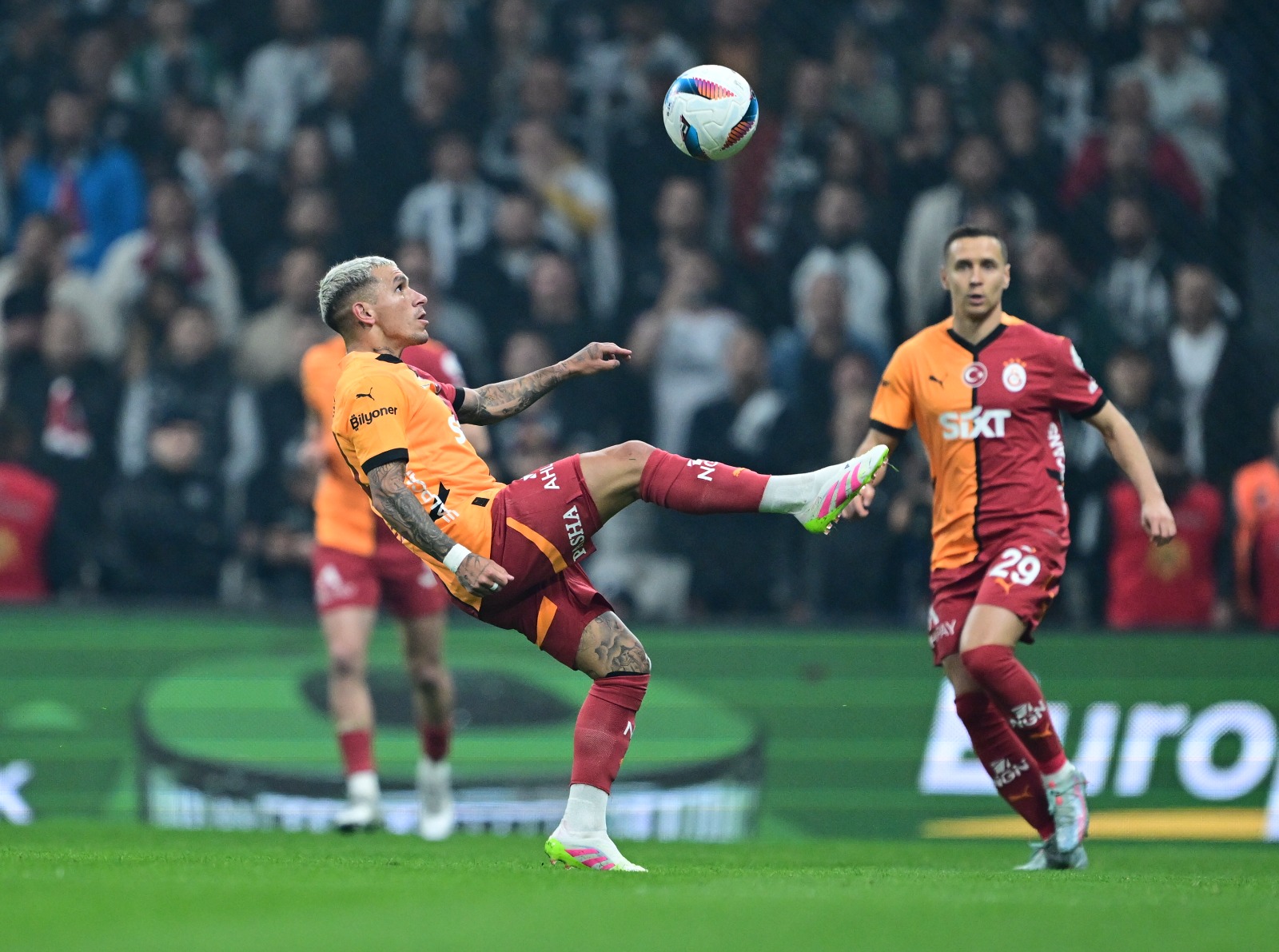 Levent Tüzemen:  Polonyalı futbolcu, hafta içinde 'Ben kanat bek oynamak istiyorum' diye bir açıklama yaptı. Okan Buruk, Frankowski'nin bu mesajını maalesef görmemezlikten gelmiş. Bu arada golde Frankowski kadar pozisyon hatası yapan ve kendisini yere bırakan Davinson Sanchez ile kapattığı köşeden golü yiyen Muslera hatalıydı. Torreira'nın mükemmel golüyle soyunma odasına 1-1 girmek G.Saray için büyük bir şanstı. Ben Okan hocadan Lemina hamlesini ikinci yarının başında bekledim. Ayrıca Yunus da sakatlığından dolayı eski çabukluğunda ve hızında değil. Morata'yı oyunda tutmak, orta sahayı güçlendirmemek, '1 puanı cebime koyayım' dememek ve bu anlayışa göre bir oyun planı belirlememek Okan hocanın ciddi zaafıydı. Ne oldu? G.Saray hem derbiyi hem de namağlup ünvanını kaybetti. Şampiyonluk yarışında psikolojik bir olumsuzluk yarattı. (Sabah)
