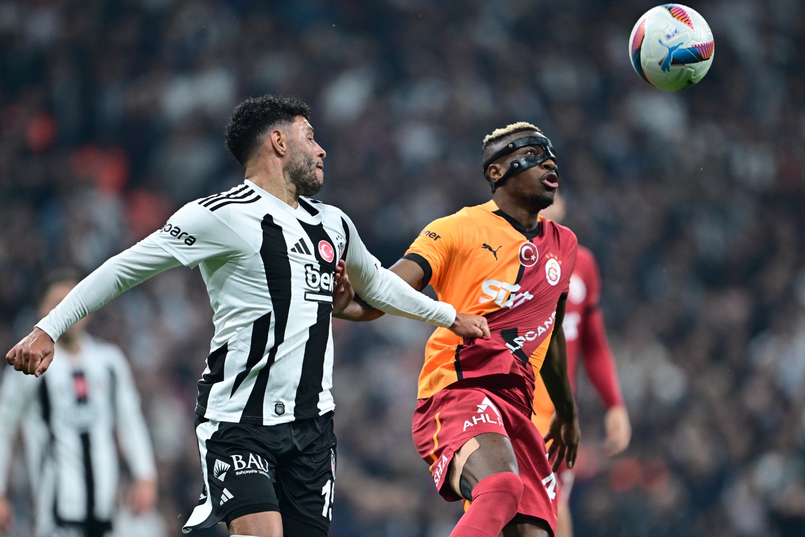 Murat Özbostan:  Ya Okan Buruk.. Adeta akıl tutulması yaşadı. Deplasmanda olmasına rağmen, hızlı hücum yapabilen oyunculara sahip Beşiktaş'a karşı hem Morata'yı hem Osimhen'i aynı anda sahaya sürdü. Morata'nın ritimsiz ve katkısız oyunu sebebiyle Osimhen iki kişilik oynadı… Üstüne bir de takım 10 kişi kalınca Osimhen bu sefer 3 kişilik performans gösterirken çok yoruldu, tükendi gitti.. Paulista da adeta ikizi gibi izledi onu ve adım attırmadı. Sahada hem oyun hem de istek olarak Beşiktaşlı oyuncular rakibine büyük üstünlük kurdu. Futbolcular, sessizliğin hakim olduğu zamanlarda tribünleri de ateşledi. Rakip 10 kişi olsa da tedbiri hiç elden bırakmadılar. 'Hücum pres işte böyle yapılır' dercesine ders verdiler… Bu satrancı Solskjaer kazandı. Özetle Beşiktaş ligdeki kartların tekrar açılmasına neden olacak bir maçı kazandı.. En mutlu takım ise Fenerbahçe oldu. (Sabah)