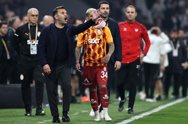  Bülent Timurlenk: Norveçli hoca, İmmobile'nin gol orucu sürerken Rafa'yı en öne atıp Galatasaray stoperlerinin markajından kaçırdığı forvetleriyle hızlı çıkmayı planlarken yeni bir taktik koydu ortaya… Okan Buruk ise tembel bir teknik adam. Üçlü denemelerinde yaşadığı fiyasko sonrasında hazır olmayan Yunus, yeni ve fiyakalı transfer Morata ile başlamayı tercih etti. Buyurun size Süper Kupa'nın ikinci yarısının tekrar filmi… Beşiktaş için taraftarına sezonu affettirme maçıydı bu. İki mağlubiyetin ardından kaybedecek neyi vardı ki, mücadele edecekler ve ayakta kaldıkları sürece vidaları gevşek lig liderine sıkıntı çıkartacaklardı. Frankowski, 60 metre top süren ve golü atan Rafa'yı kaçırırken de kırmızıyı görürken de "Benden sağ bek olmaz" diye bağırıyordu ama tabelada 1-0 ve 10 kişi Galatasaray yazıyordu. Torreira'nın şapkadan tavşan çıkardığı golünün yanında ilk yarıda Galatasaray hanesinde sadece 3 hücum ve rakip ceza sahasında 4 kez topla buluşma yazıyordu. İkinci yarıya aynı 11 ile başlayan, Yunus'a 63'e kadar sabreden, sonraki değişikliklerle takımı çorbaya çeviren Buruk, namağlup apoletini söktürüp giderken şunu büyük puntolarla not düşmek lazım. Young Boys'tan, Dinamo Kiev'e, 2-3 farklı önde olup berabere bitirdiği maçlardan kupadaki 0-0 jestine kadar… Şampiyon olsa da olmasa da G.Saray'ın gelecek sezon yeni bir teknik direktöre ihtiyacı var. (Sabah)
