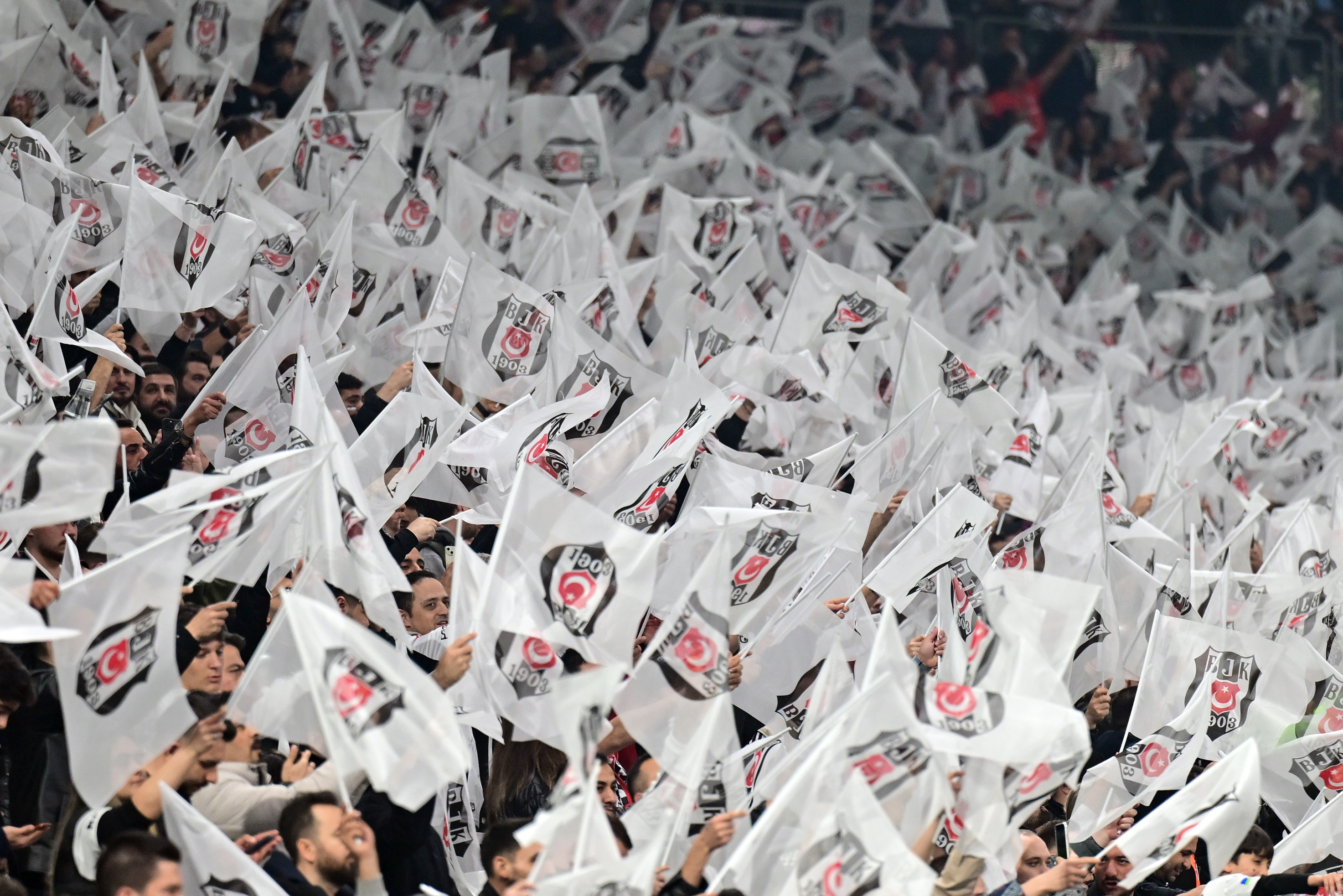 Asena Özkan: Lider Galatasaray 28 maç sonra bu sezon ilk yenilgisini aldı ve şampiyonluk yarışında zorda kaldı. Dün gece 3 puan yitiren sarı-kırmızılı ekip gelecek haftayı da bay geçecek ve avantajını yitirecek. Futbolda her sonuç olağandır ancak yetersizliğin getirisi asla ‘hırçınlık’ ve ‘edepsizlik’ olmamalı. Spor medyasının Semih Kılıçsoy gibi göklere çıkardığı Galatasaraylı Barış Alper Yılmaz gecenin en büyük hayal kırıklığıydı bana göre. O da bunun farkına varmış olacak ki beceri noksanlığını Beşiktaşlı Arthur Masuaku ile didişerek kapamaya çabaladı. Oysa centilmenliğin çok daha erdemli olacağını bilmesi gereken yaşta. Galatasaray tedirgindi bu oyunlarına da yansıdı Beşiktaş’ın ise yitireceği bir şey yoktu bunun rahatlığı ile mücadele ettiler ve kazandılar…  Aslına bakarsanız futbol yaşamlarımızda eskisi gibi öncelikli sıraya sahip değil bildik problemler nedeniyle bir süredir. Bu arada bana gecenin en büyük hayal kırıklığını yaşatan ‘yaratıcı’ Beşiktaş tribünleri oldu. Onlara da tek notum var; ‘korkunun ecele faydası yok!’  (T24)