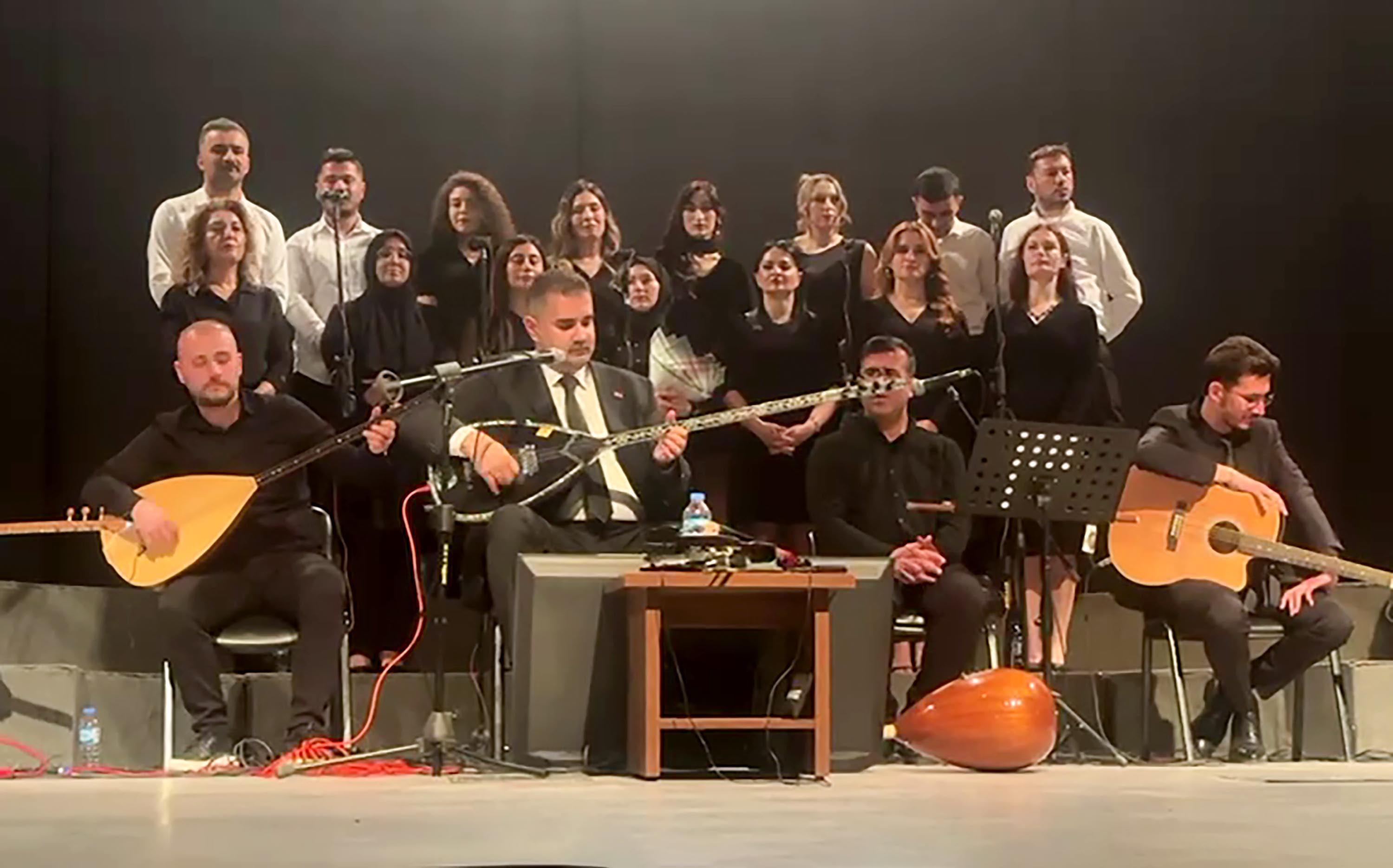 Başsavcı, 'Gel Sevelim' ve 'Yandı Bağrım' türküleri ile Neşet Ertaş'ı andı
