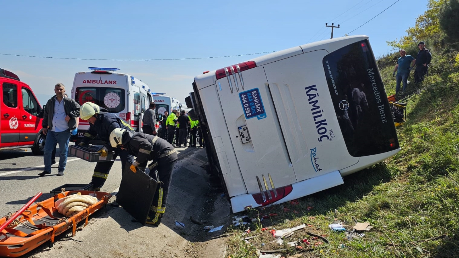 Un om a murit și doi au fost răniți în urma răsturnării unui autobuz de pasageri pe drumul Bursa.  