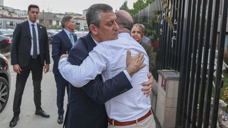 Vizită de condoleanțe a liderului CHP, Özel, fostului deputat Cihaner, a cărui mamă a decedat  