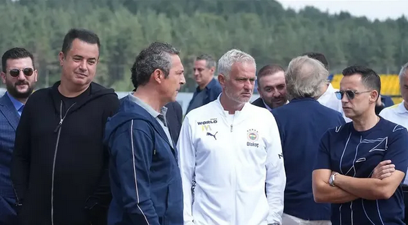 "Fenerbahçe'de yaprak dökümü; 8 futbolcunun bileti kesildi"