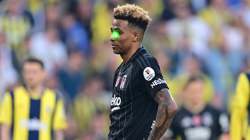 Fenerbahçe-Beşiktaş derbisinde futbolcuya lazer tutan seyirci gözaltına alındı