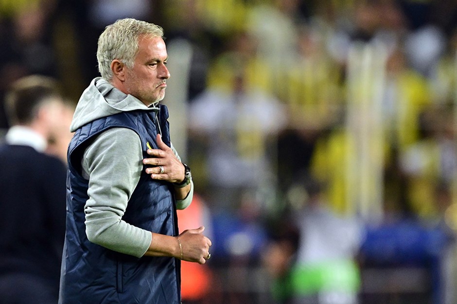 Jose Mourinho, Fenerbahçe ile 2 yıllık bir sözleşmeye imza atmıştı. Bu sürenin ilk yılı geride kalırken, tecrübeli teknik adamın ve ekibinin sözleşmesinin feshedilmesi durumunda toplamda yaklaşık 15 milyon Euro’luk bir tazminat gündeme gelecek.