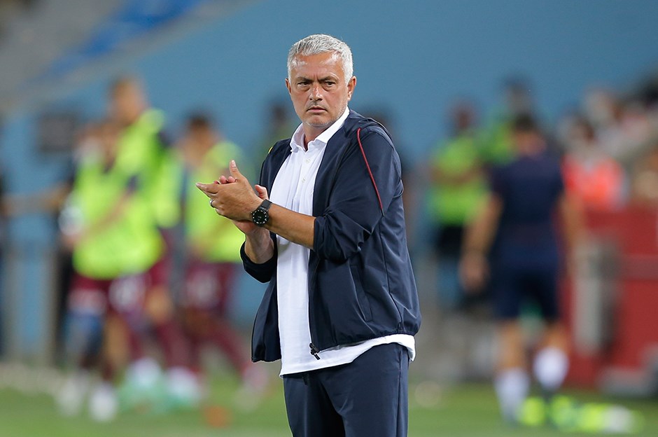 Futbol dünyasında alışılmışın dışında bir sözleşmeye imza atan Mourinho, başka bir kulüple anlaşması halinde dahi Fenerbahçe’den tazminat almaya devam edebilecek. Bu durum, sarı-lacivertli yönetimin tek taraflı fesih kararı almasını zorlaştırıyor.