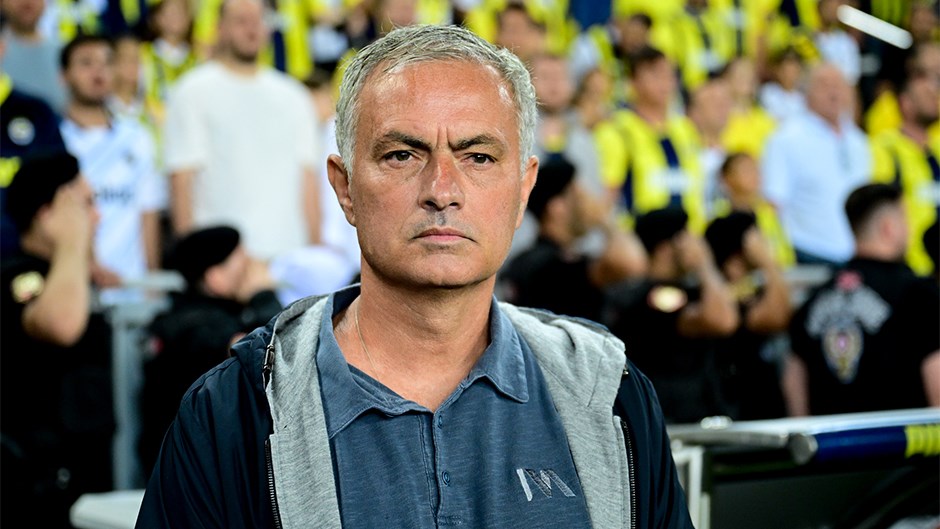 Mourinho’nun sözleşmesindeki bir diğer dikkat çekici madde ise aynı anda iki kulüpten maaş alabilmesine imkan tanıyor. Yani Portekizli teknik adam yeni bir kulüple anlaşsa bile Fenerbahçe’den olan alacaklarını tahsil etmeye devam edecek. Bu durum, kulüp yönetimi açısından mali açıdan oldukça büyük bir yük anlamına geliyor. Fenerbahçe yönetiminin, Mourinho’nun gönüllü olarak ayrılmasını ve bu ağır yükten kurtulmayı umduğu ifade ediliyor. Önümüzdeki günlerde teknik adamın geleceğine ilişkin belirsizliklerin netleşmesi bekleniyor. Jose Mourinho ile yolların nasıl ayrılacağı, sarı-lacivertli kulübün geleceğini şekillendirecek en önemli gündem maddelerinden biri olmayı sürdürüyor.