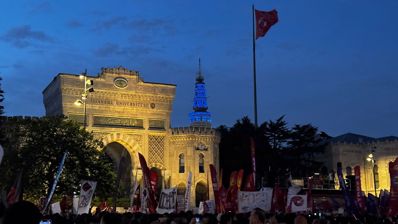 CHP'nin Beyazıt mitinginde görünen kulede yanan ışığın anlamı ne?