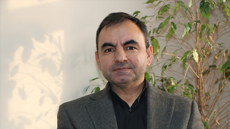 Ercüment Akdeniz: Gözaltına alıp arabada Özel Harekât'ı beklettiler, anahtar varken evimin kapısını levye benzeri aletle dövdüler!