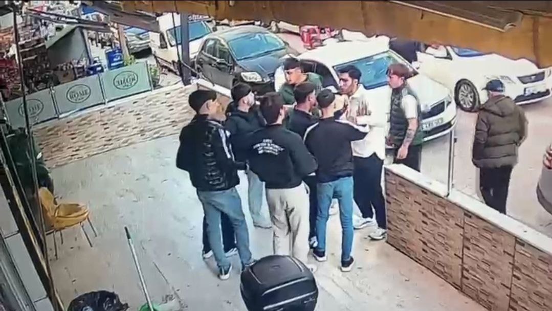 Avcılar’da internet kafede bıçaklı kavga kamerada
