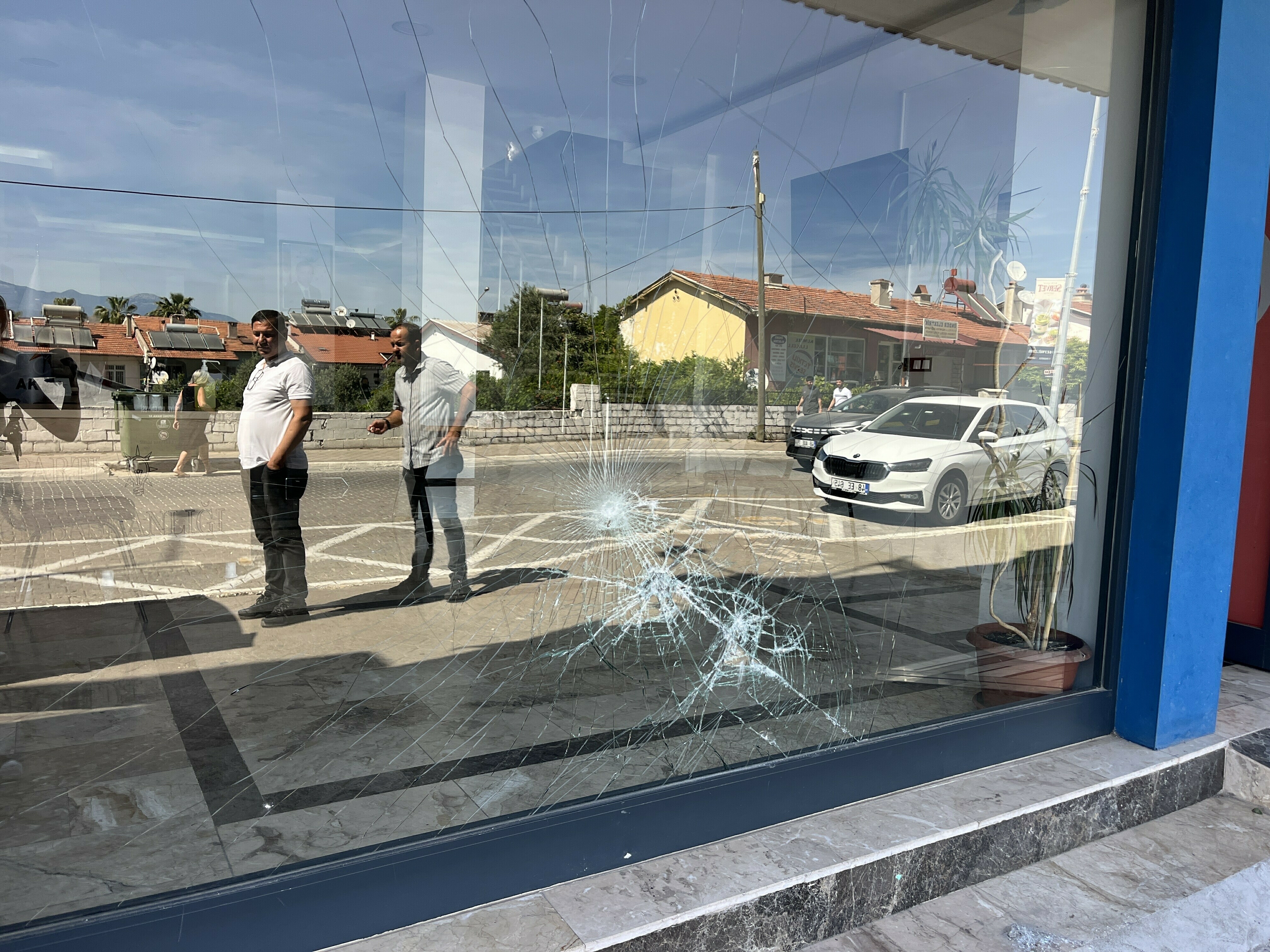 Fethiye'de AKP binasına taşlı saldırı