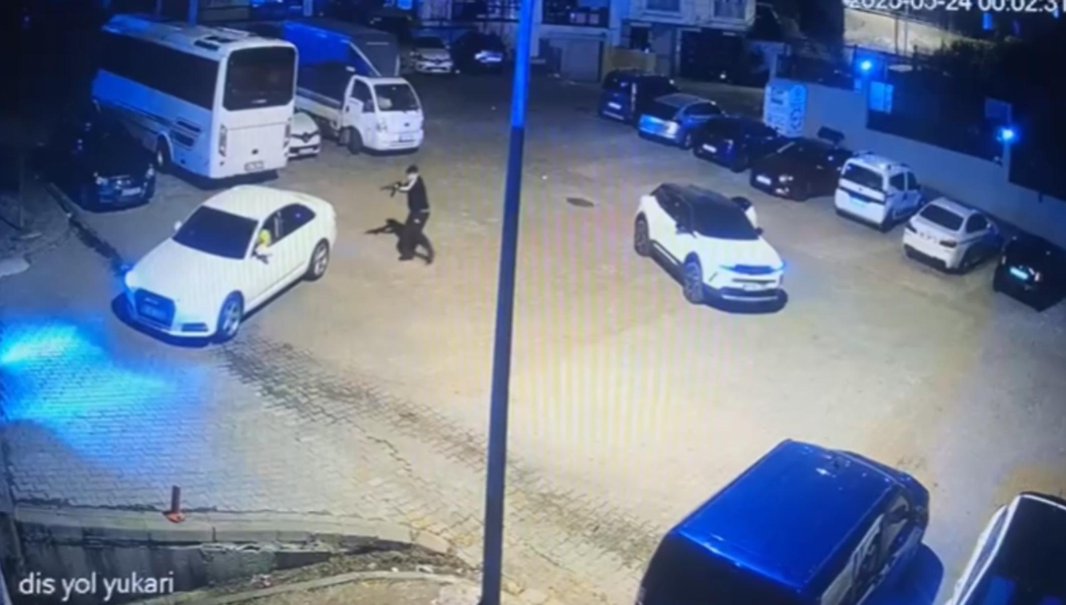 Kağıthane'de kalaşnikoflu saldırı kamerada; aracın önünü kesip kurşun yağdırdılar