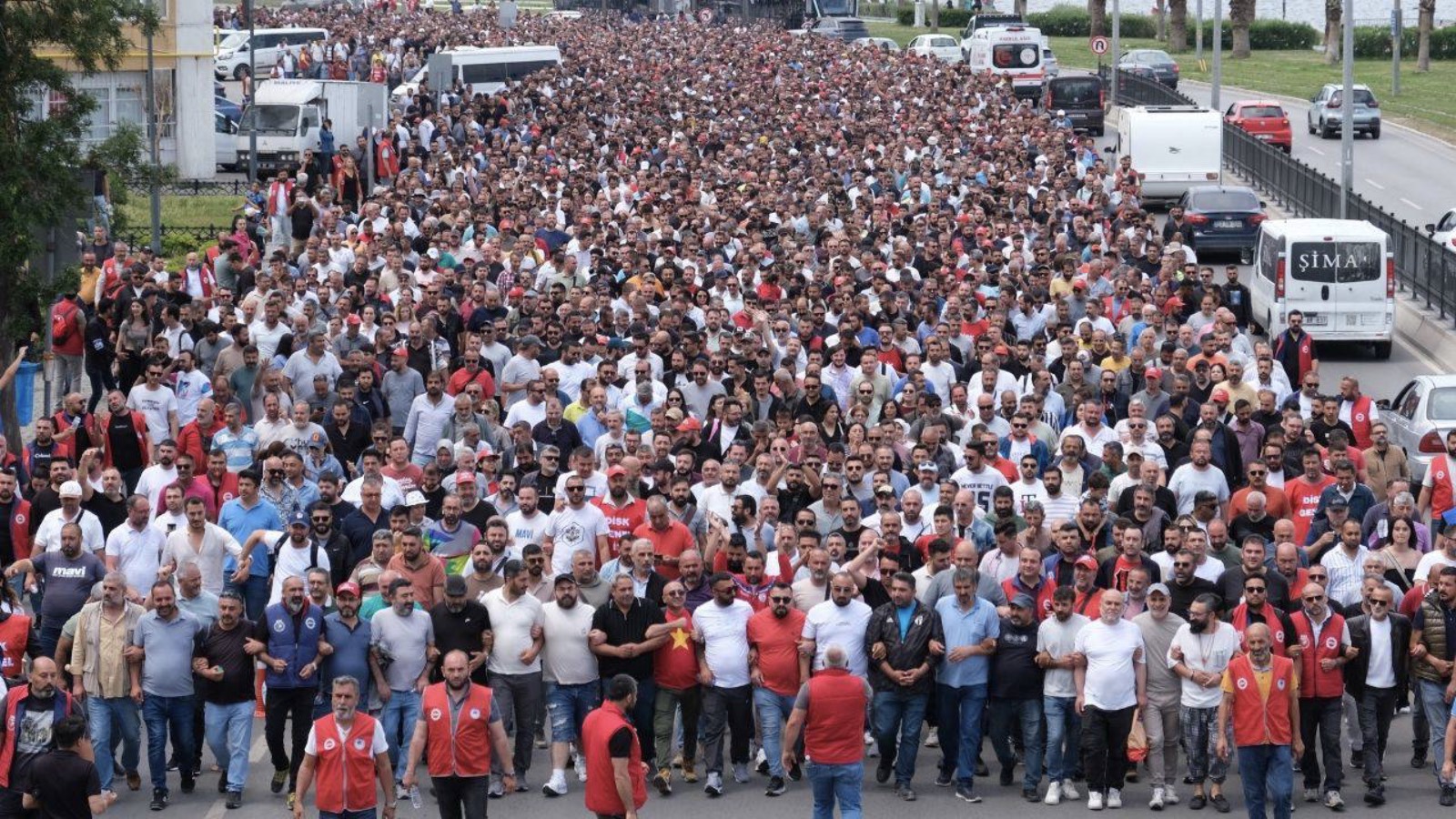 İzmir'de işçi grevi sürüyor: Cemil Tugay'dan 